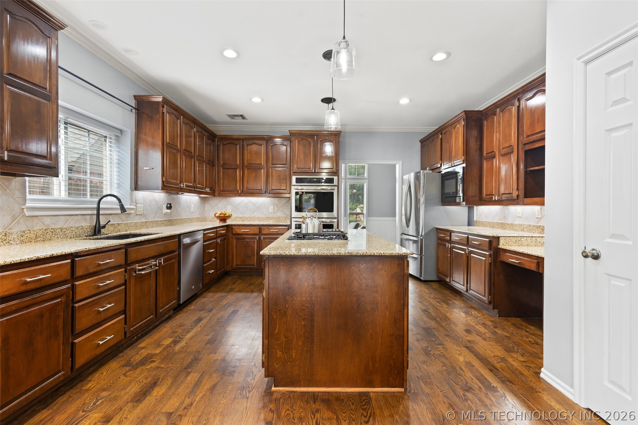 2449 S Tamarack Avenue Property Photo 3