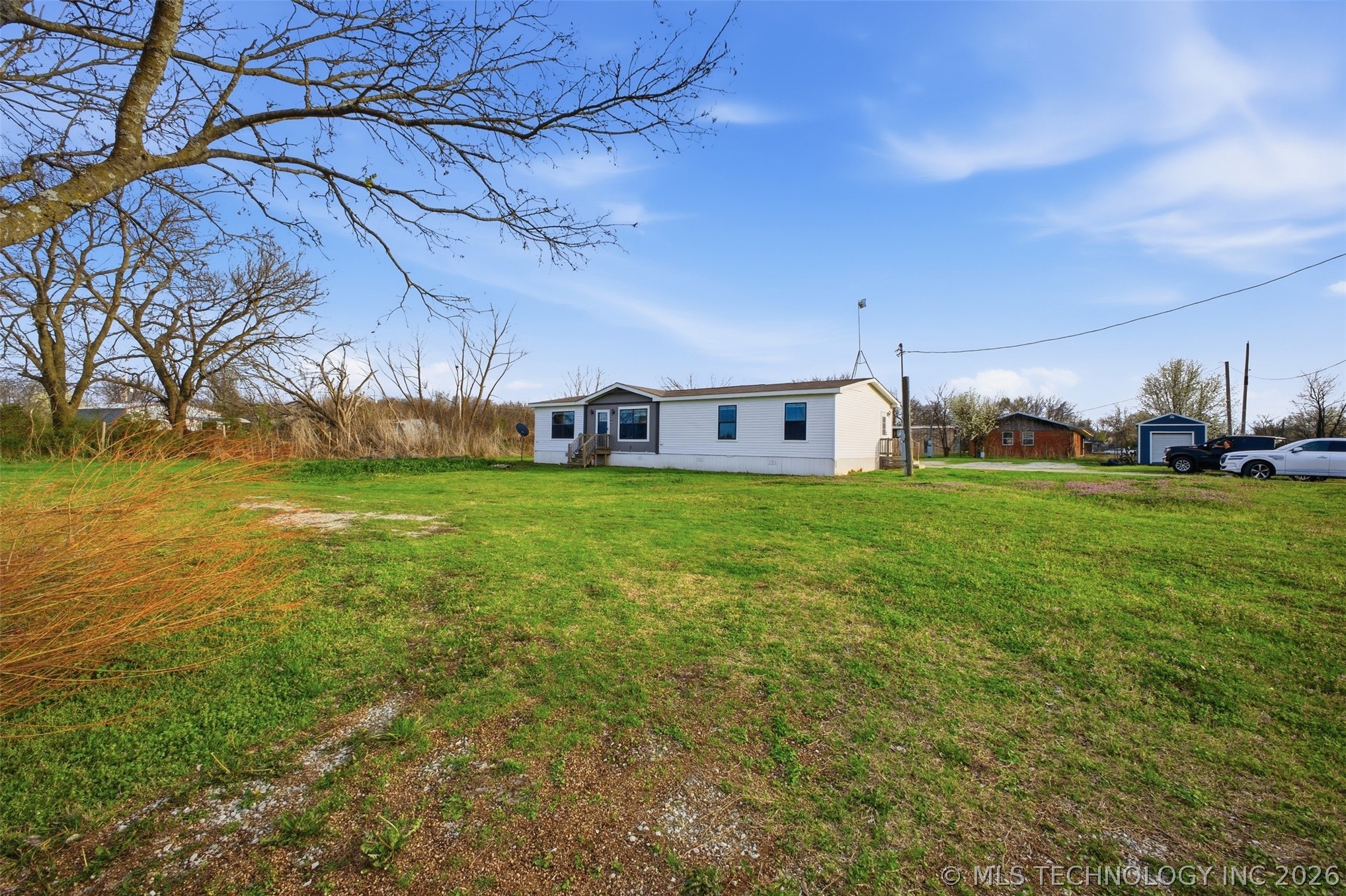 703 E Clyde Property Photo 4