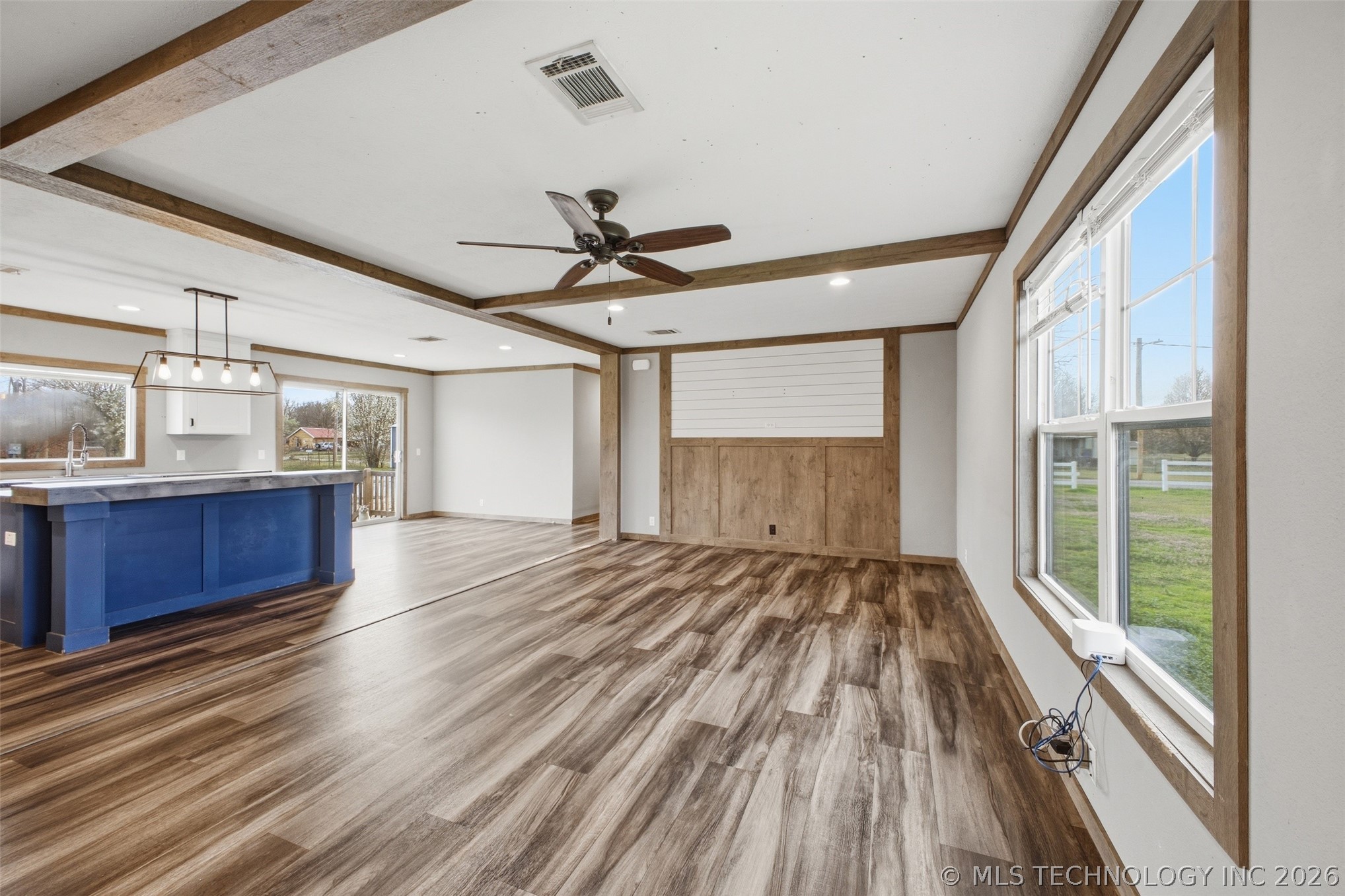 703 E Clyde Property Photo 5