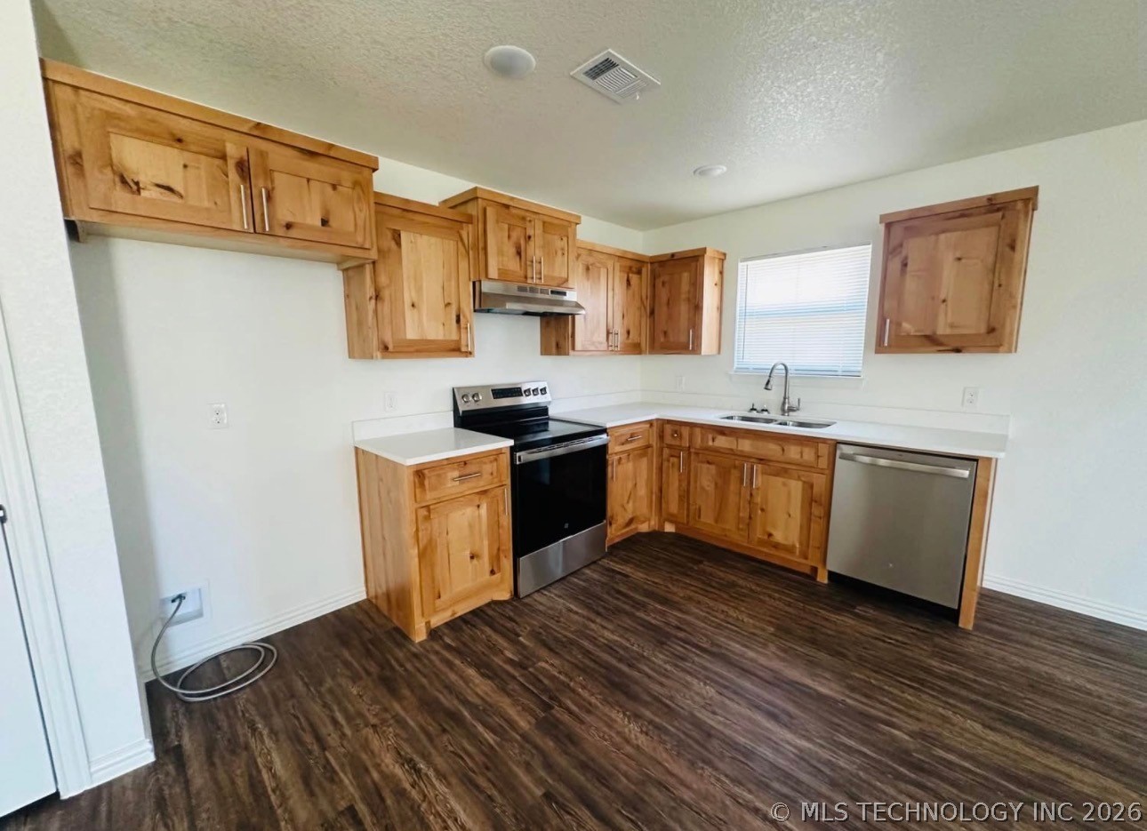 225 E Elm Street Property Photo 2