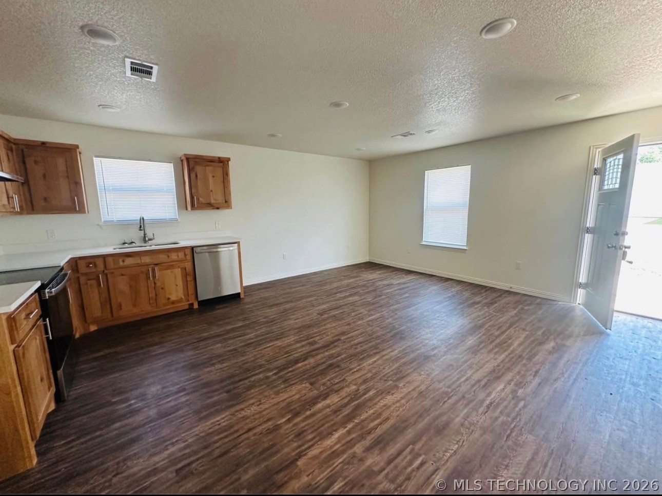 225 E Elm Street Property Photo 3