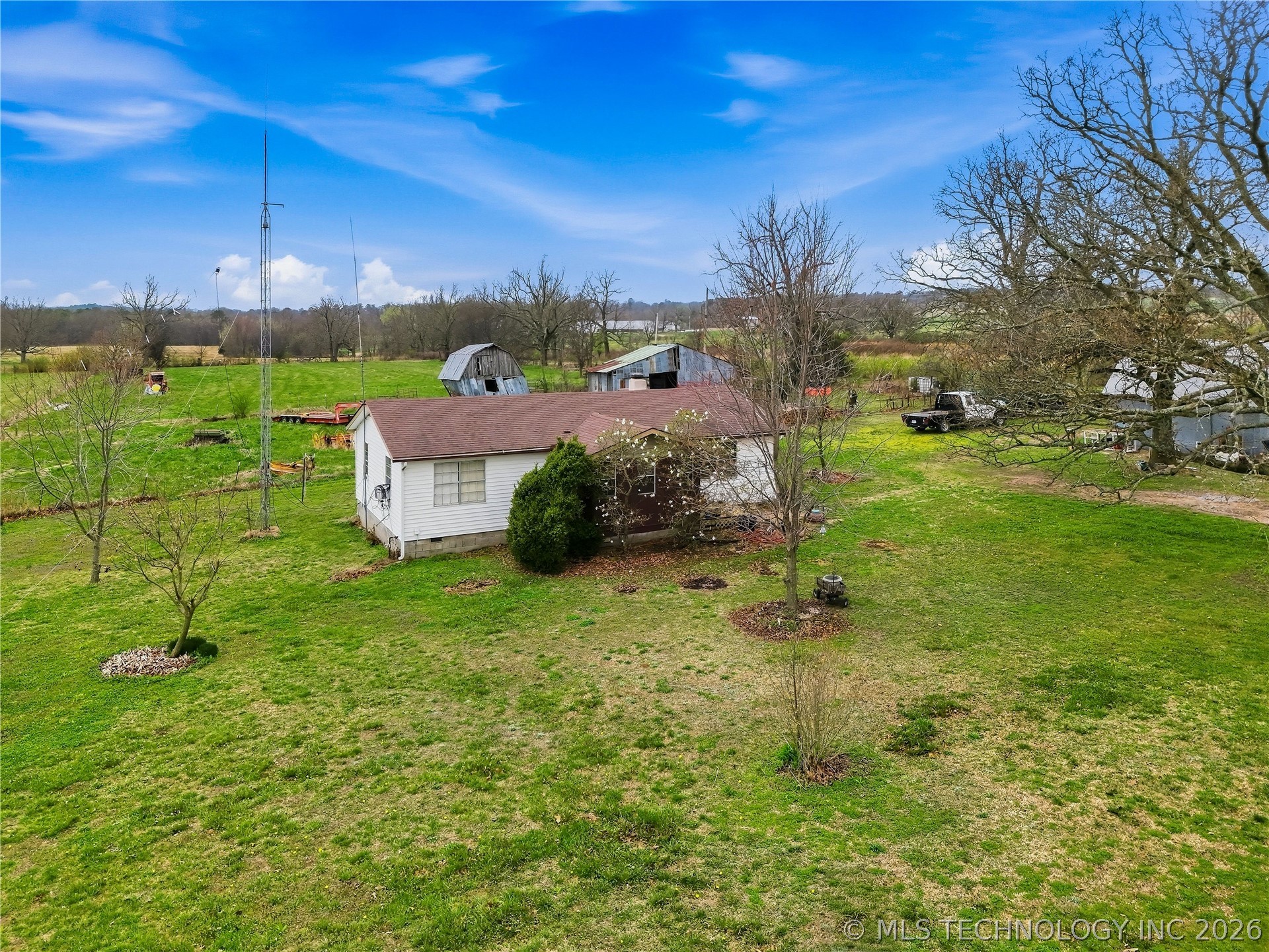 472758 E 730 Road Property Photo 1