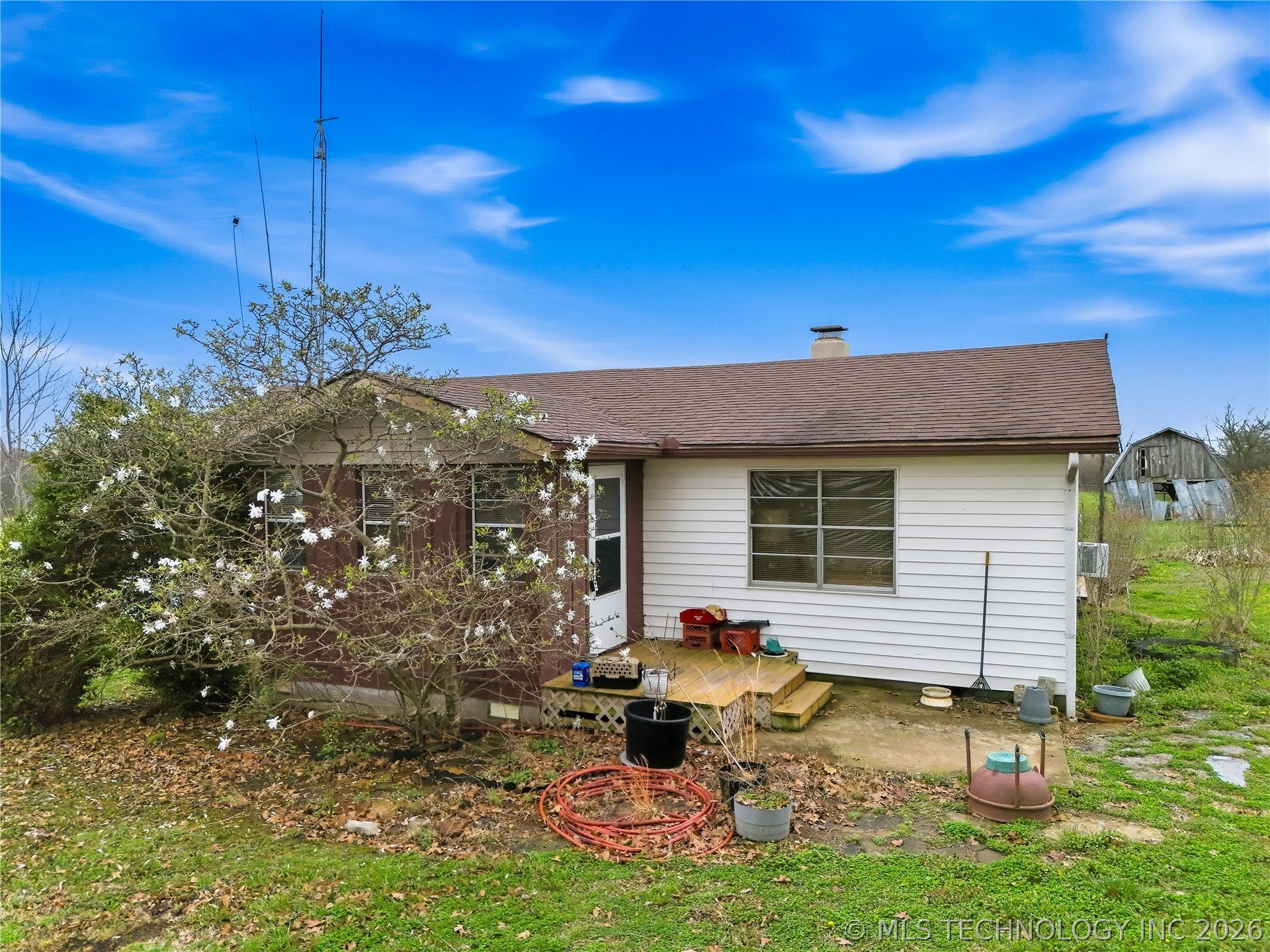 472758 E 730 Road Property Photo 2