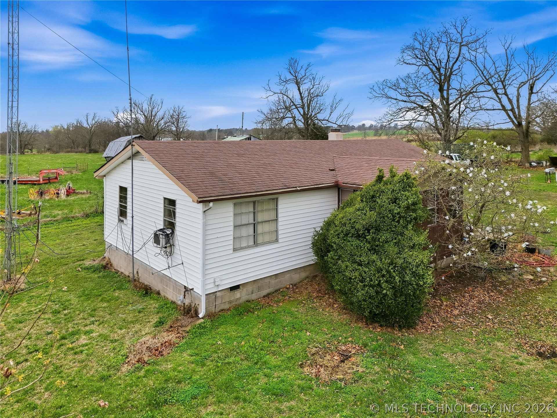 472758 E 730 Road Property Photo 4