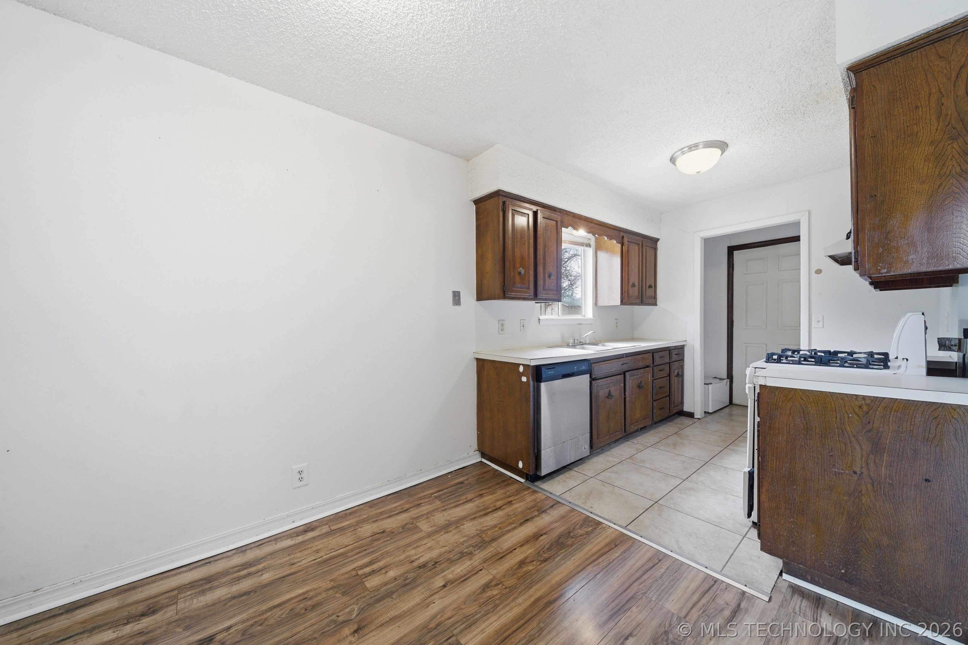 11552 E 27th Court Property Photo 8
