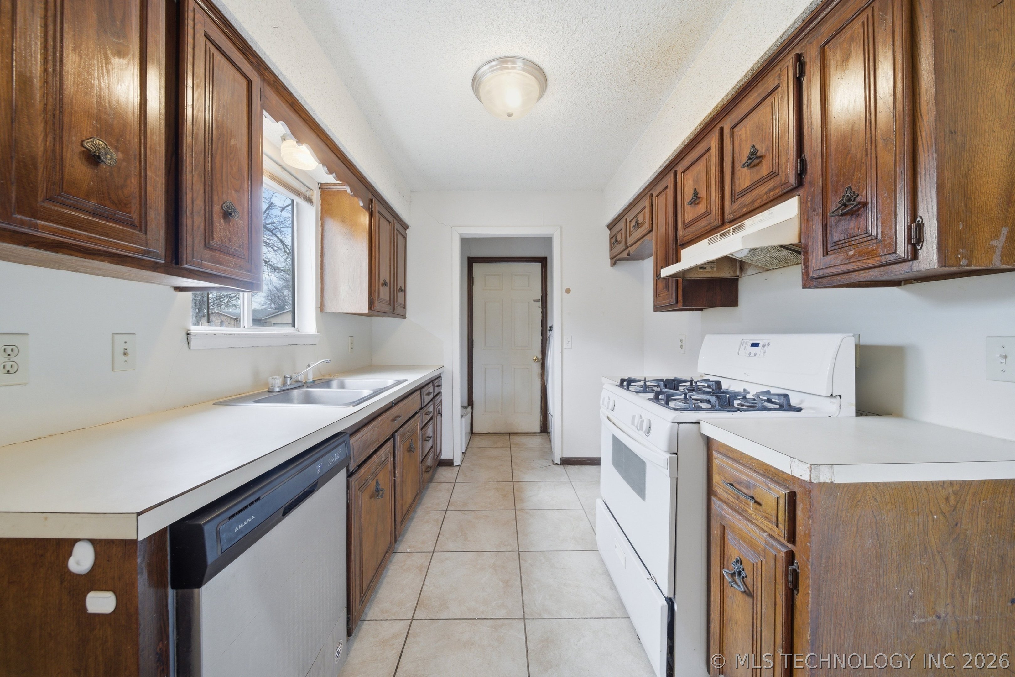 11552 E 27th Court Property Photo 9