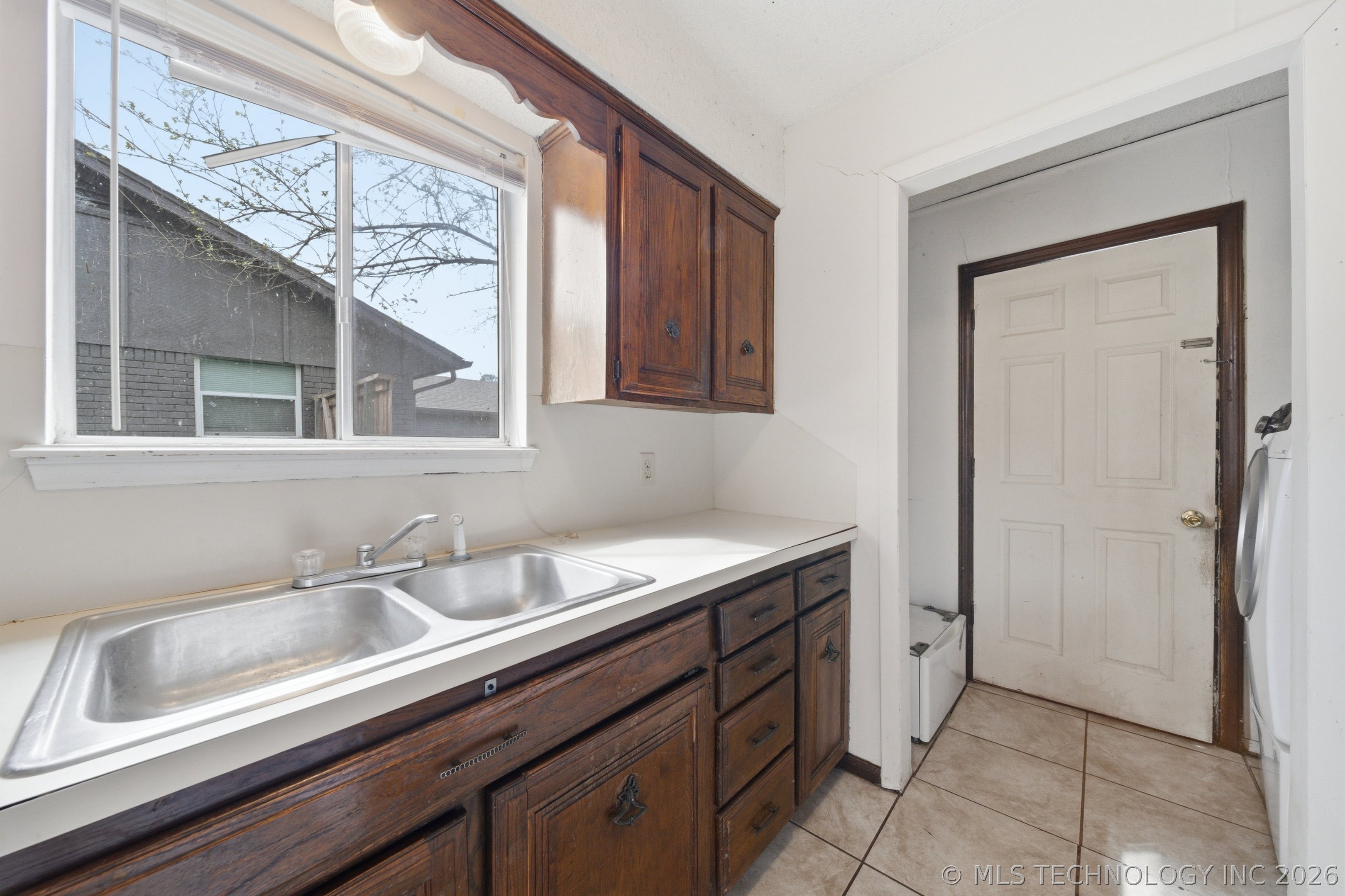 11552 E 27th Court Property Photo 10