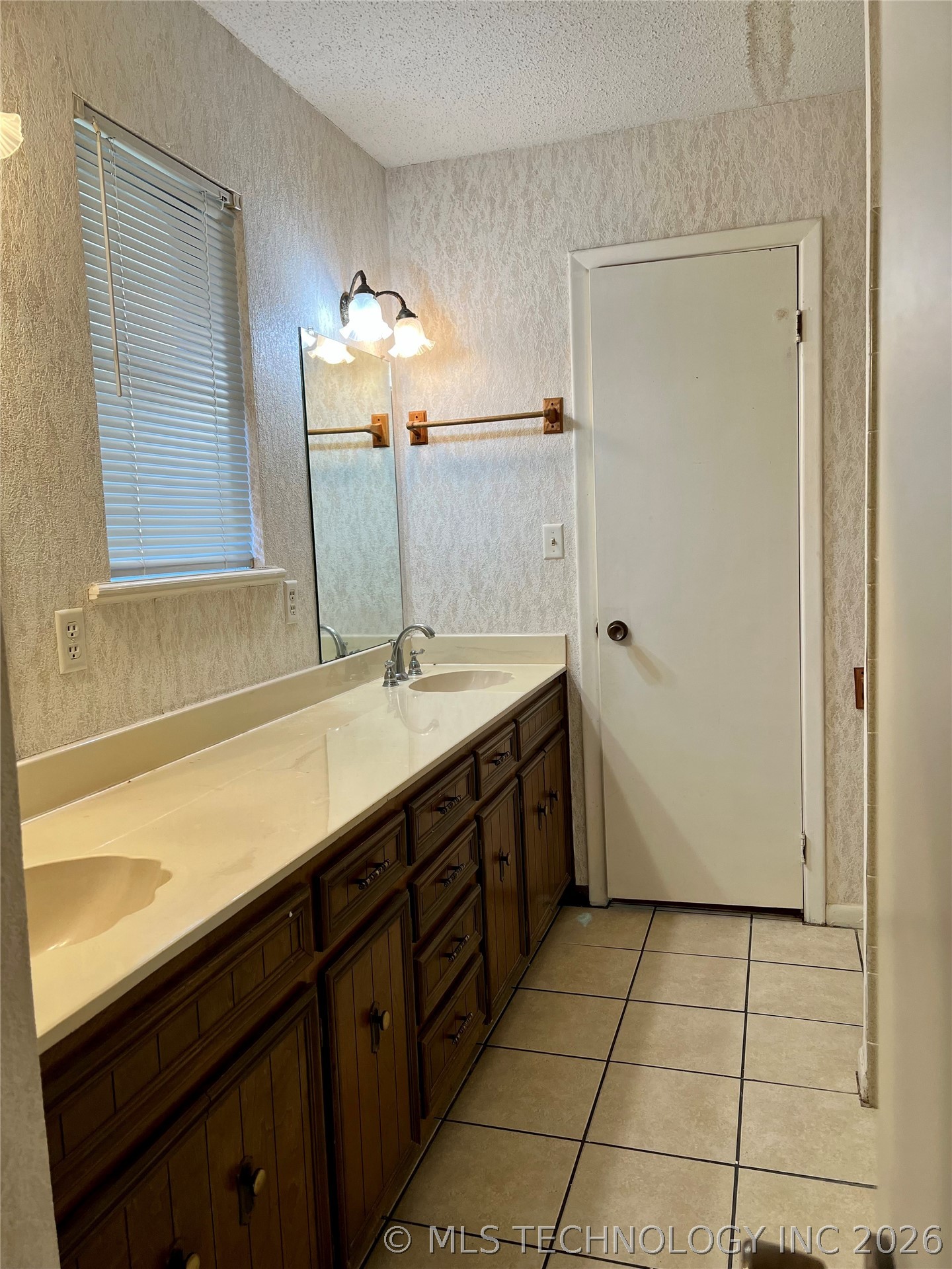 906 Briarwood Place Property Photo 28
