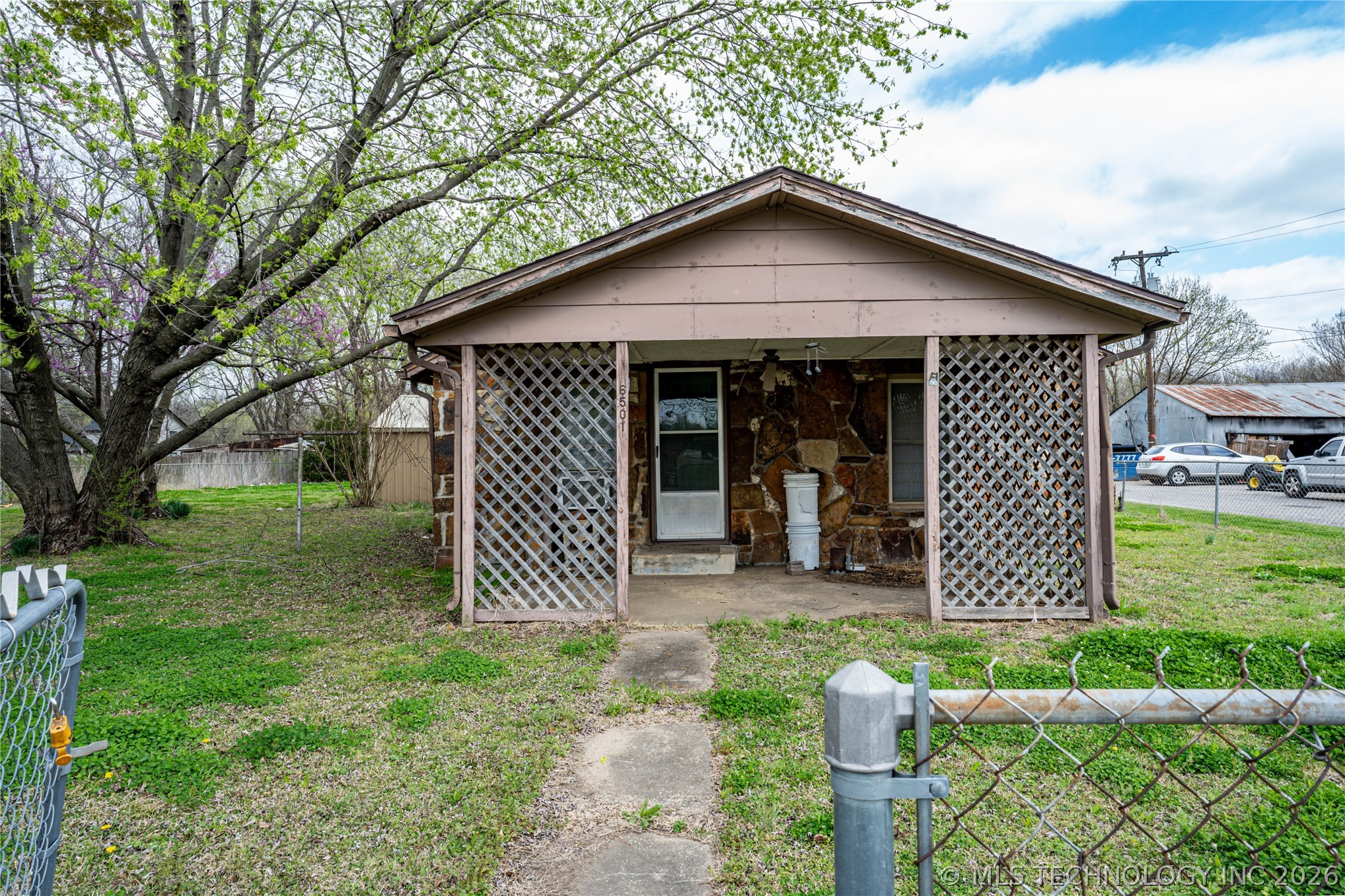 6501 N Quaker Avenue Property Photo 1