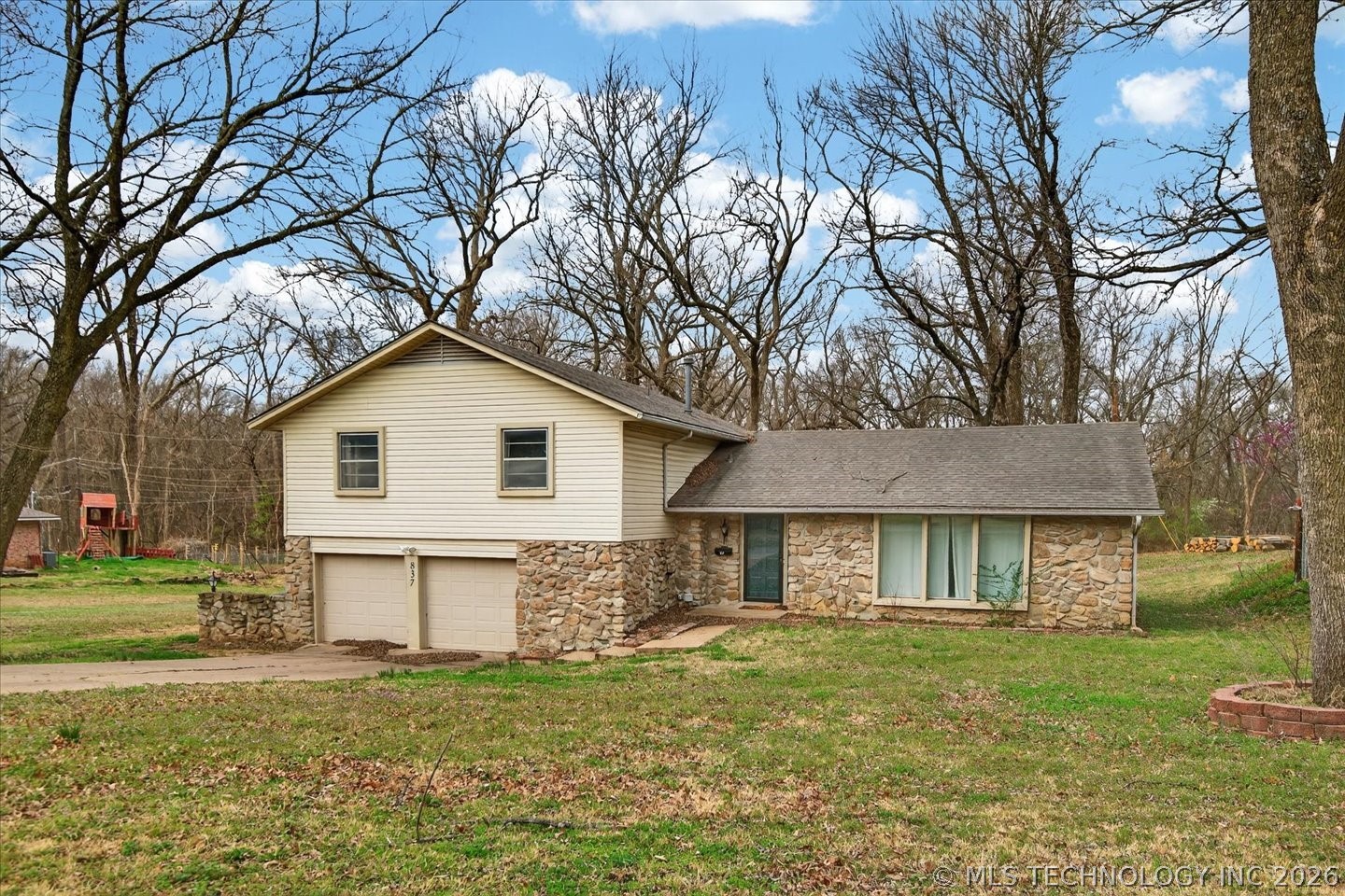 837 Winding Way Property Photo 3