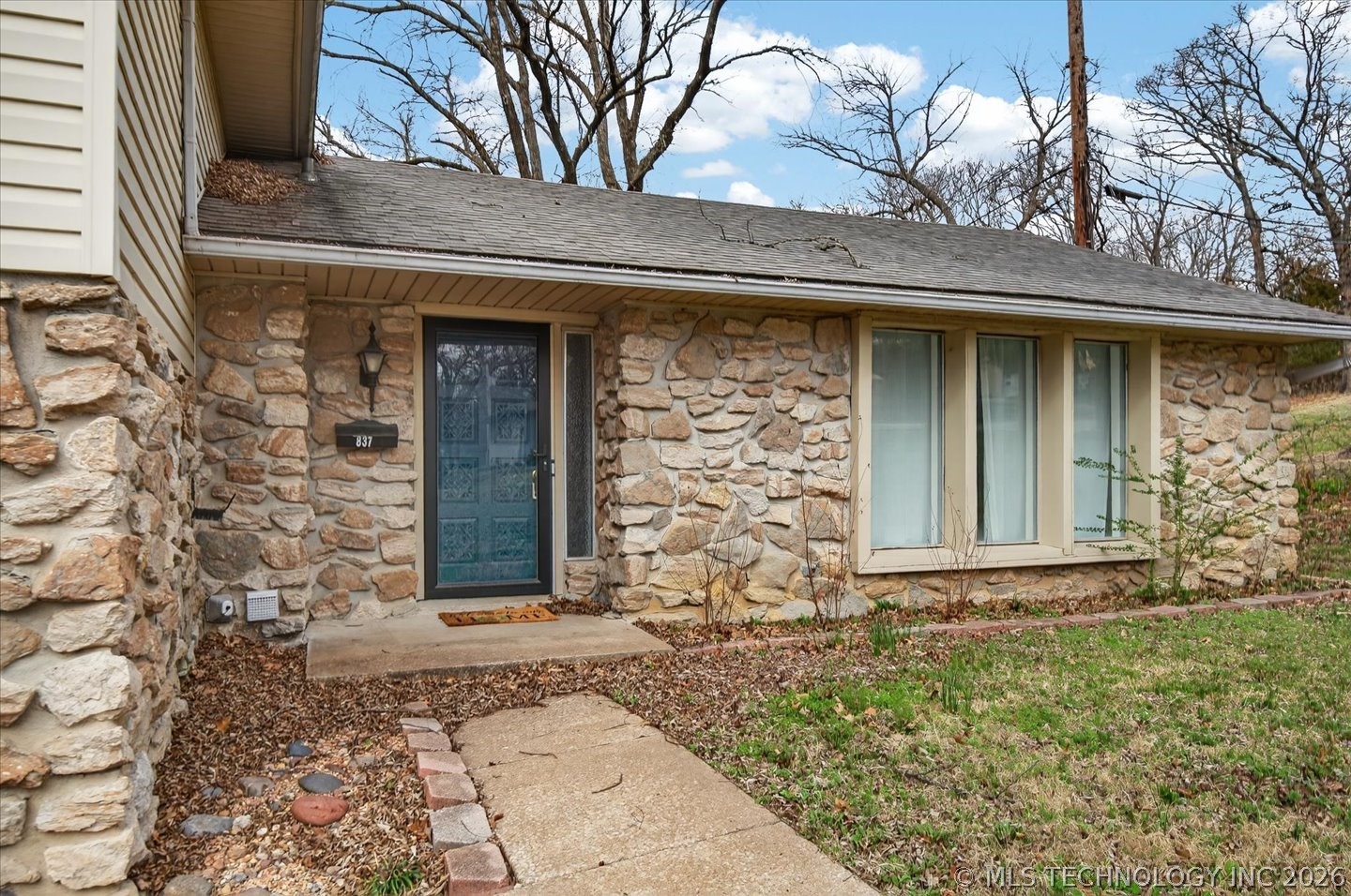 837 Winding Way Property Photo 4
