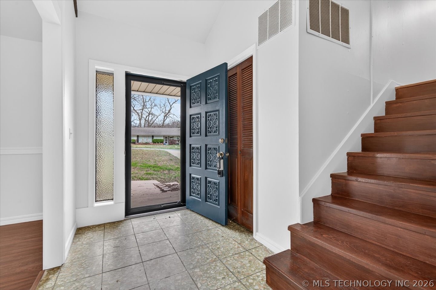 837 Winding Way Property Photo 6