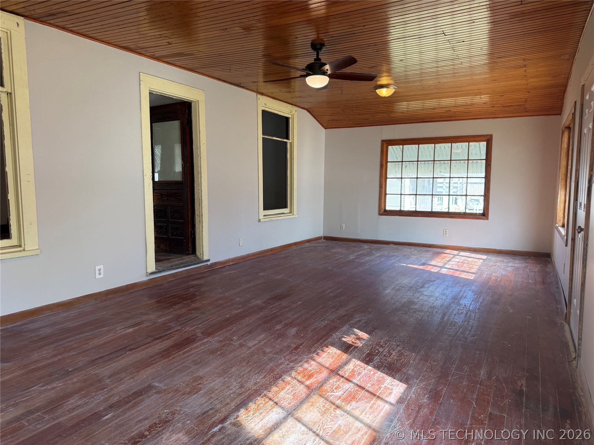 512 E 8th Street Property Photo 2