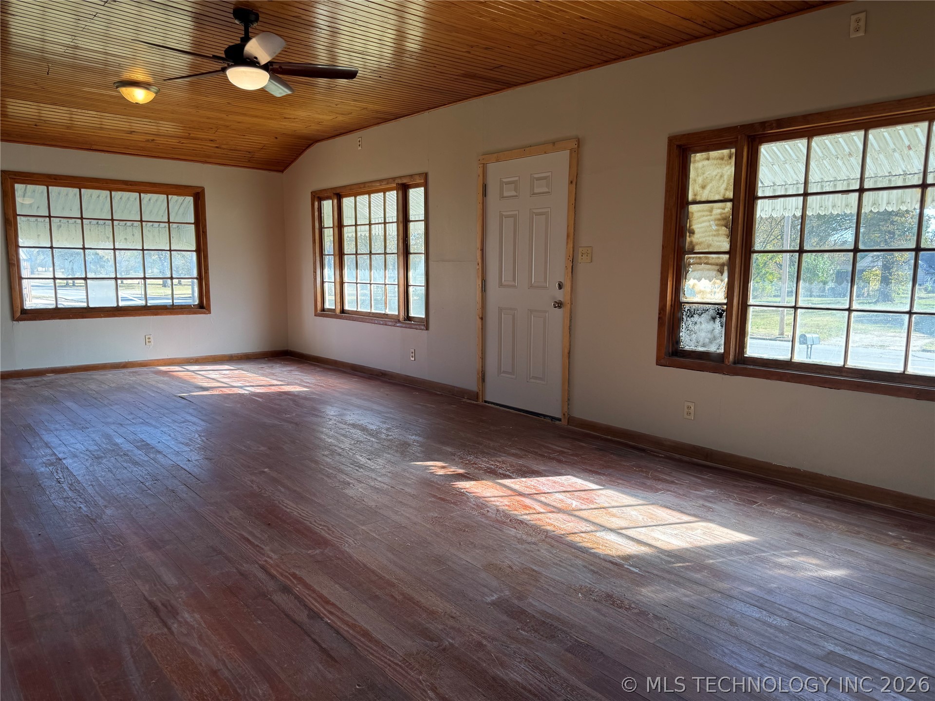 512 E 8th Street Property Photo 3