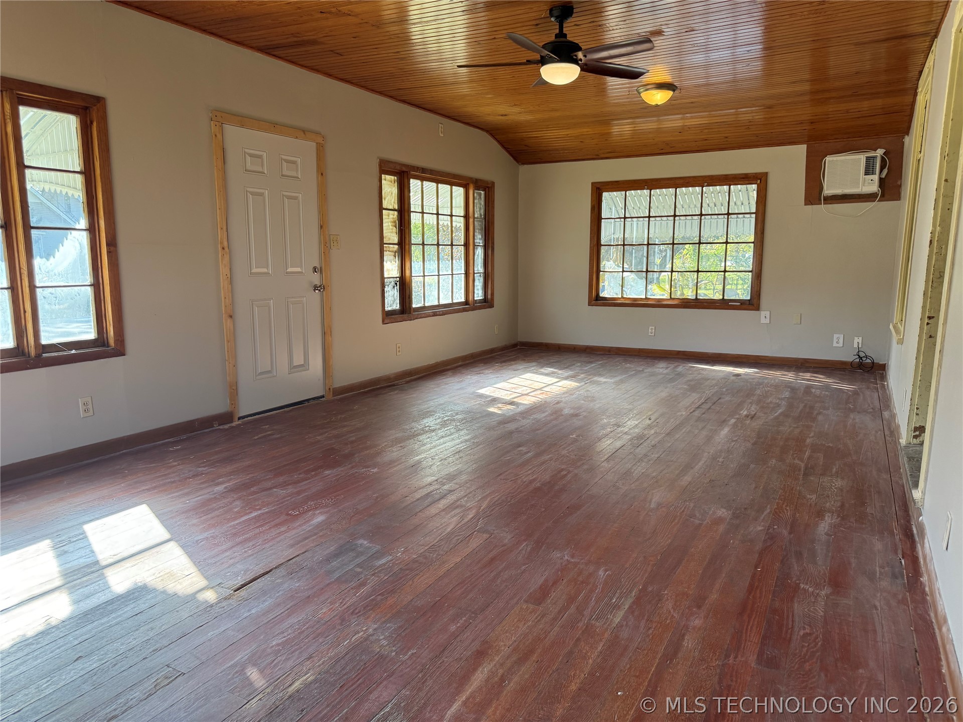 512 E 8th Street Property Photo 4