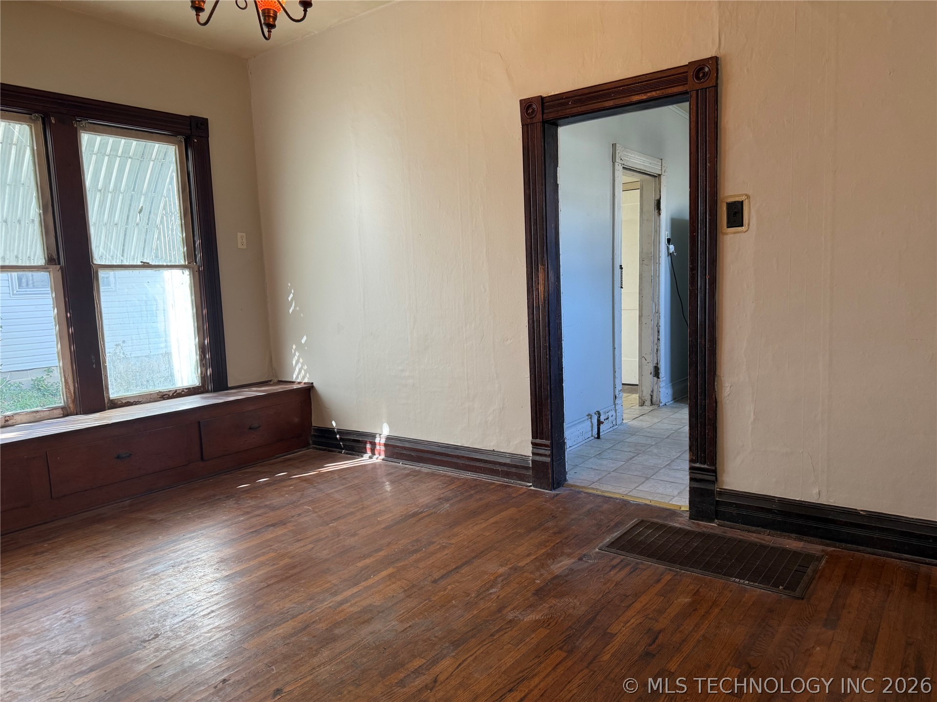512 E 8th Street Property Photo 8