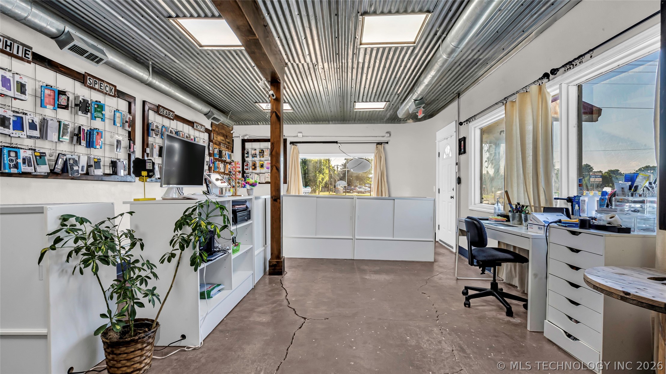 116 S Commerce Property Photo 11