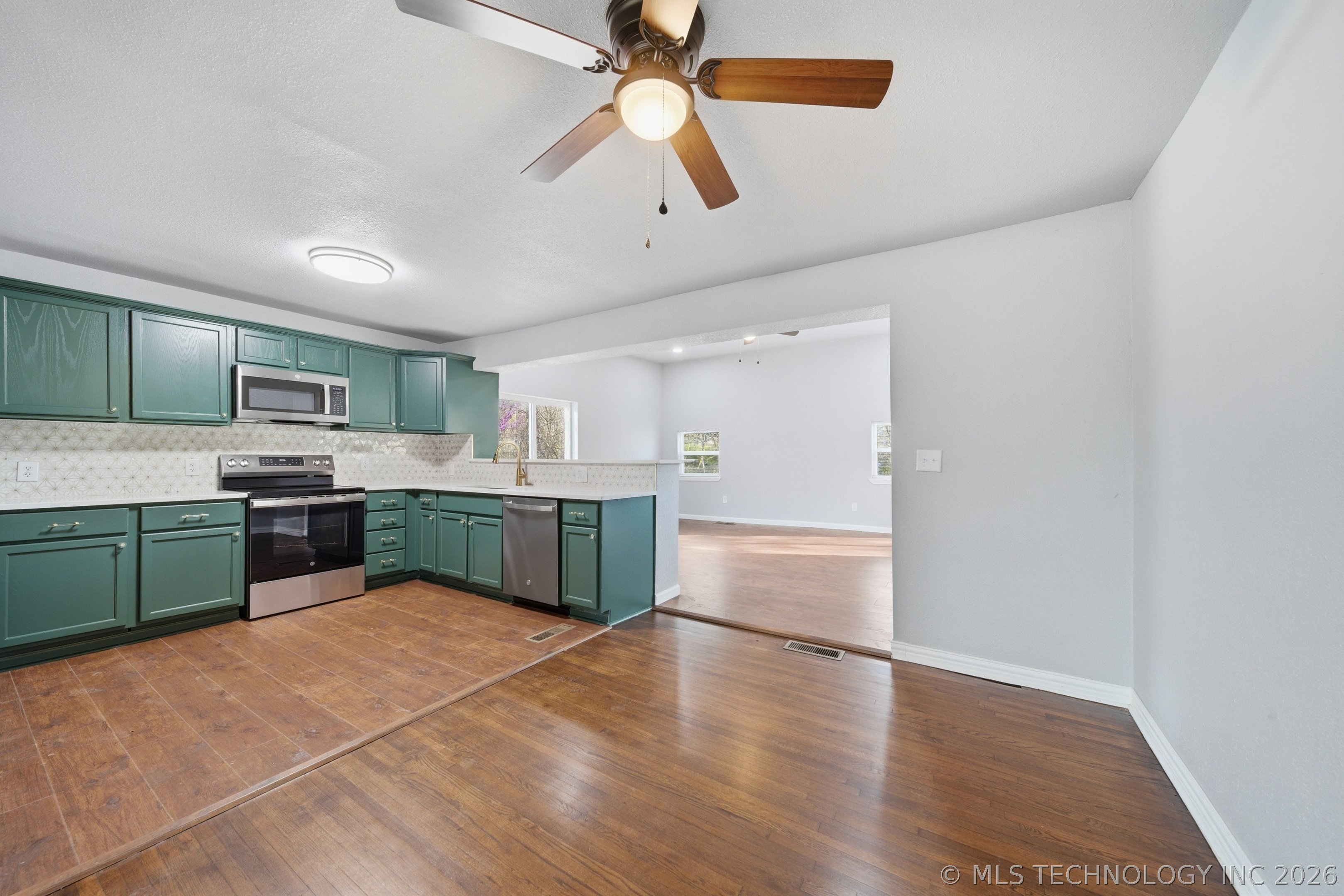 5929 E 7th Street Property Photo 10