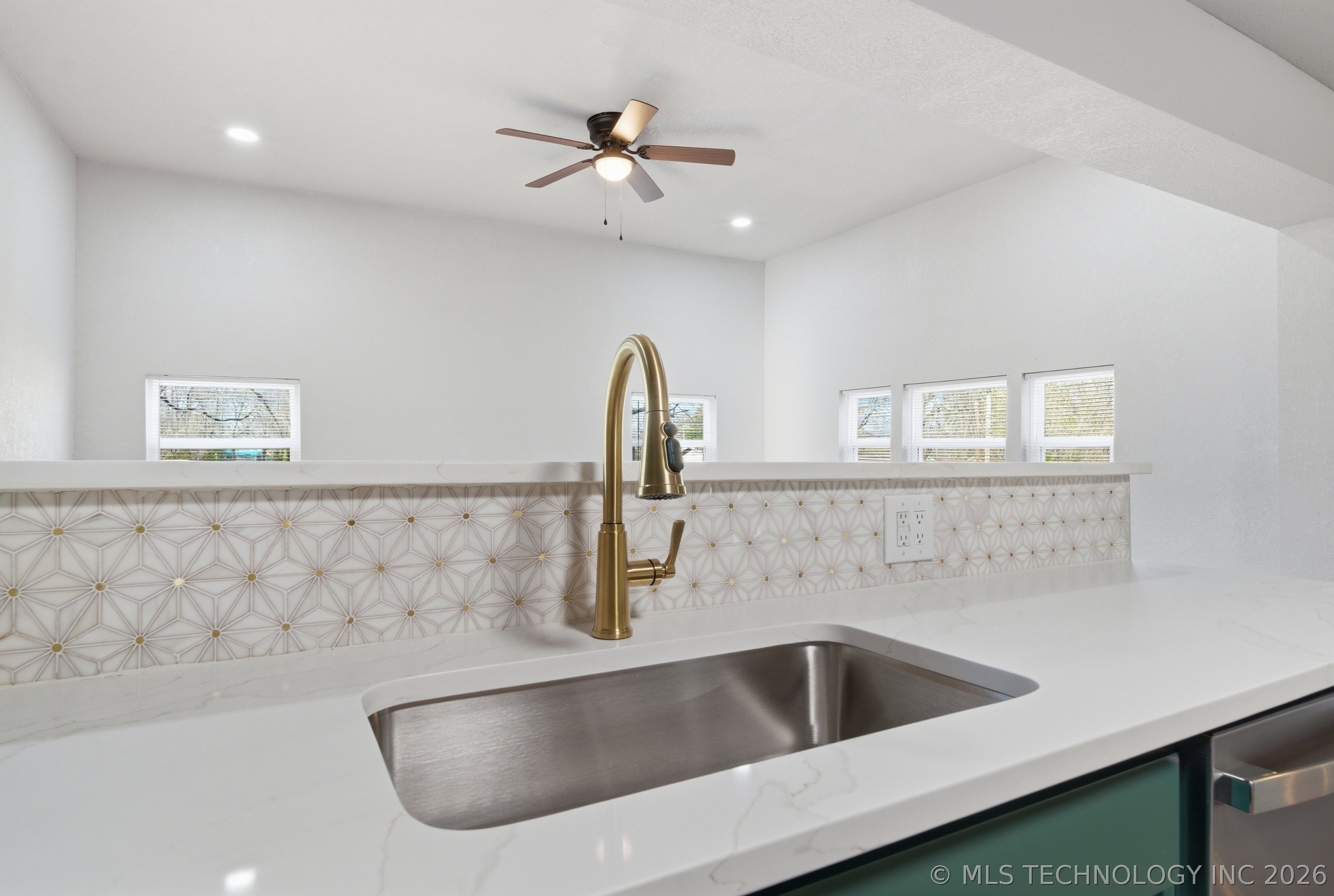 5929 E 7th Street Property Photo 11