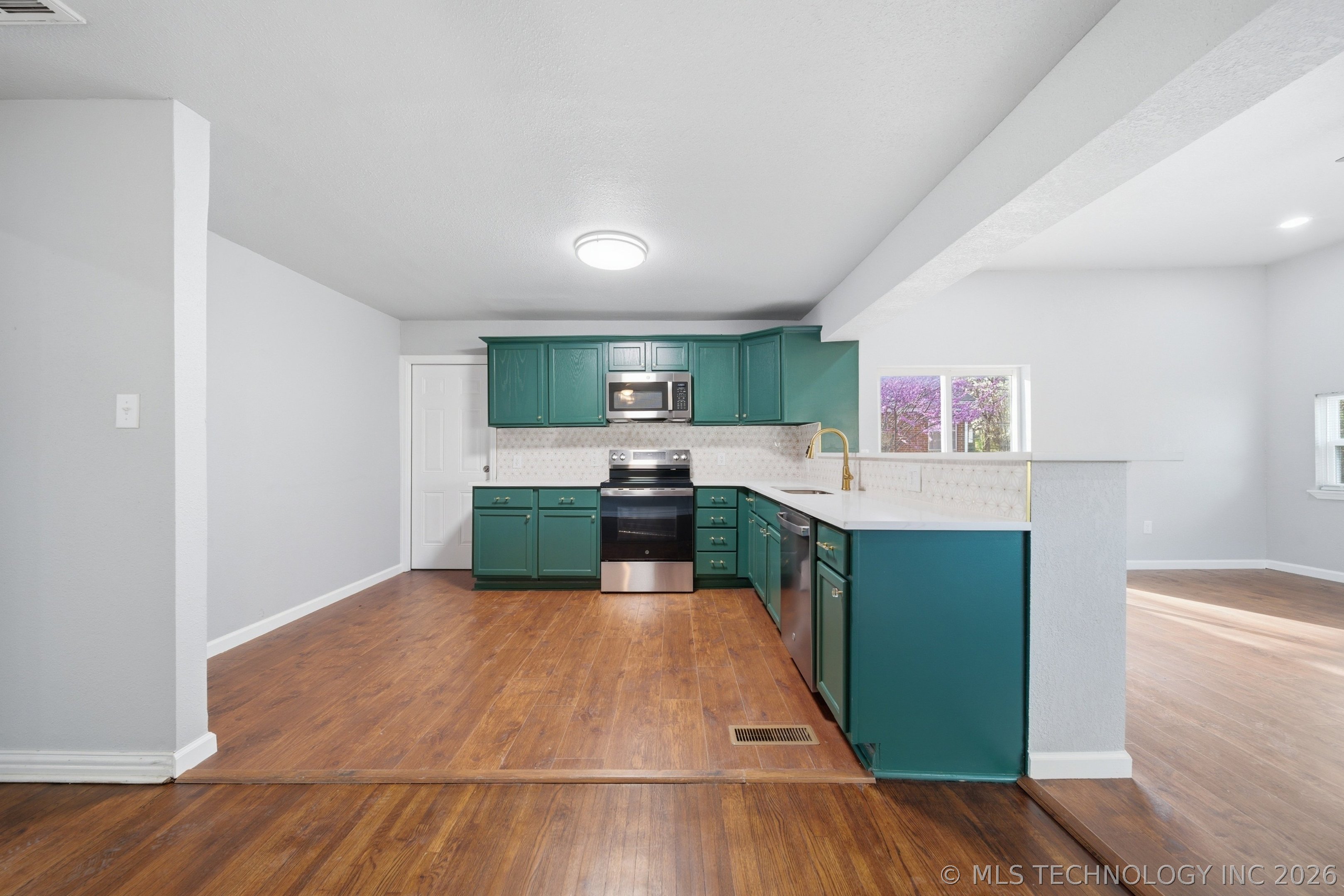 5929 E 7th Street Property Photo 13
