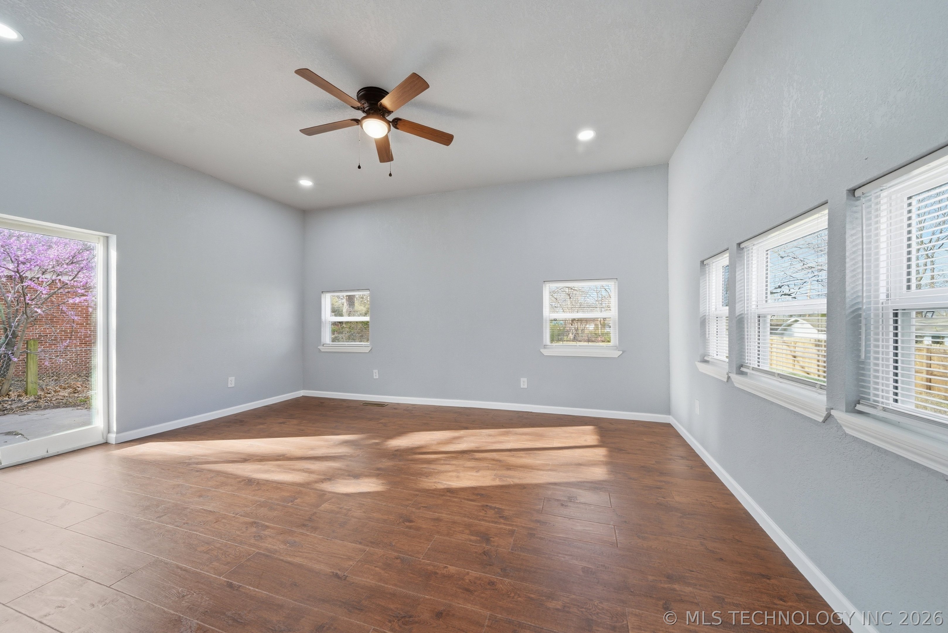 5929 E 7th Street Property Photo 16
