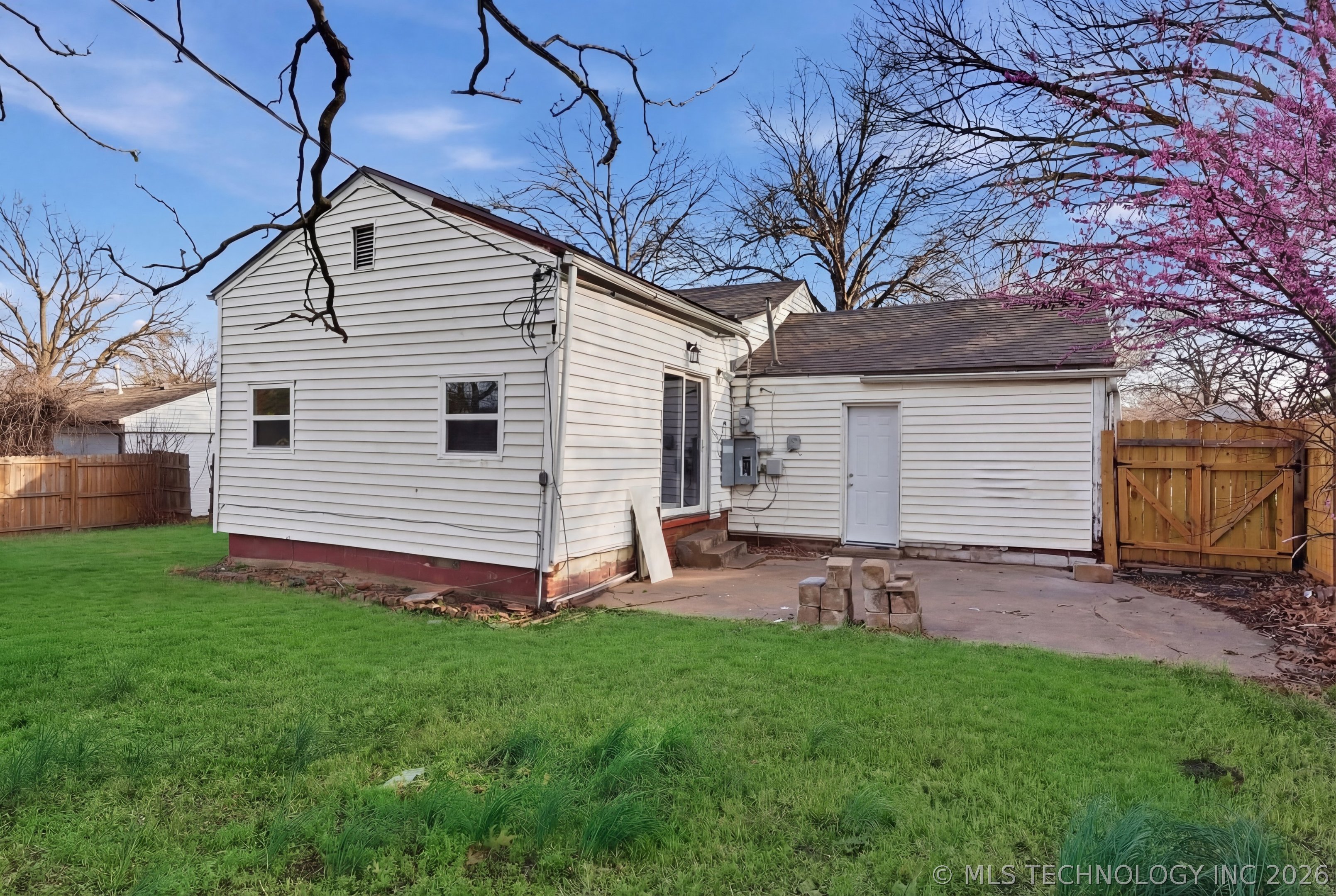 5929 E 7th Street Property Photo 28