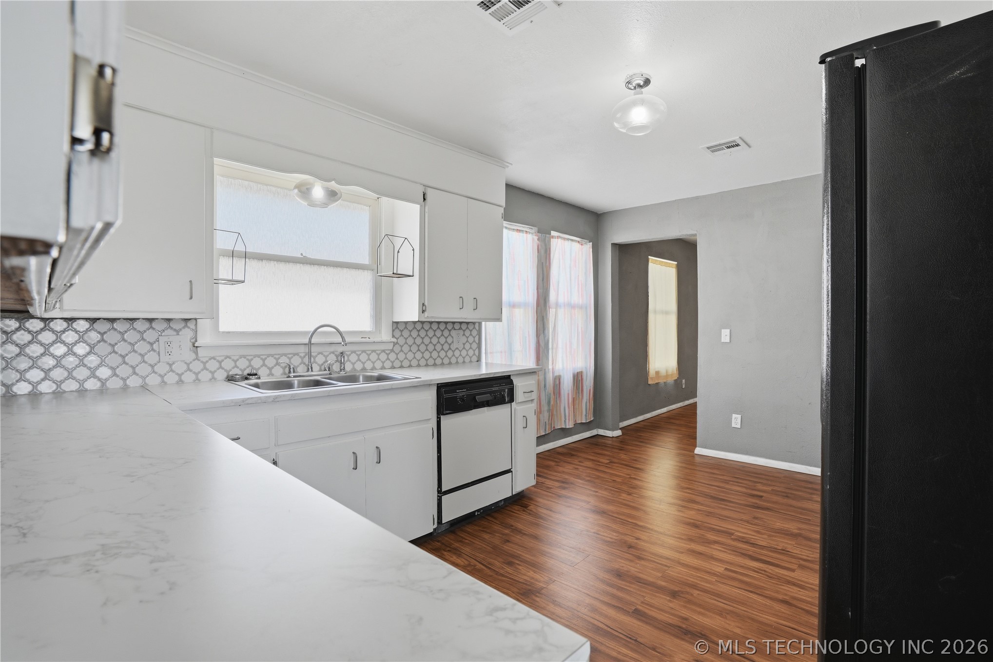 307 E 3rd Street Property Photo 10