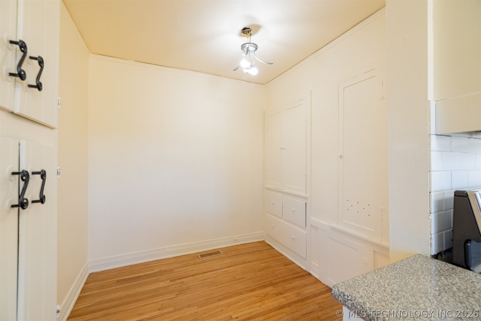103 S Knoxville Avenue Property Photo 16