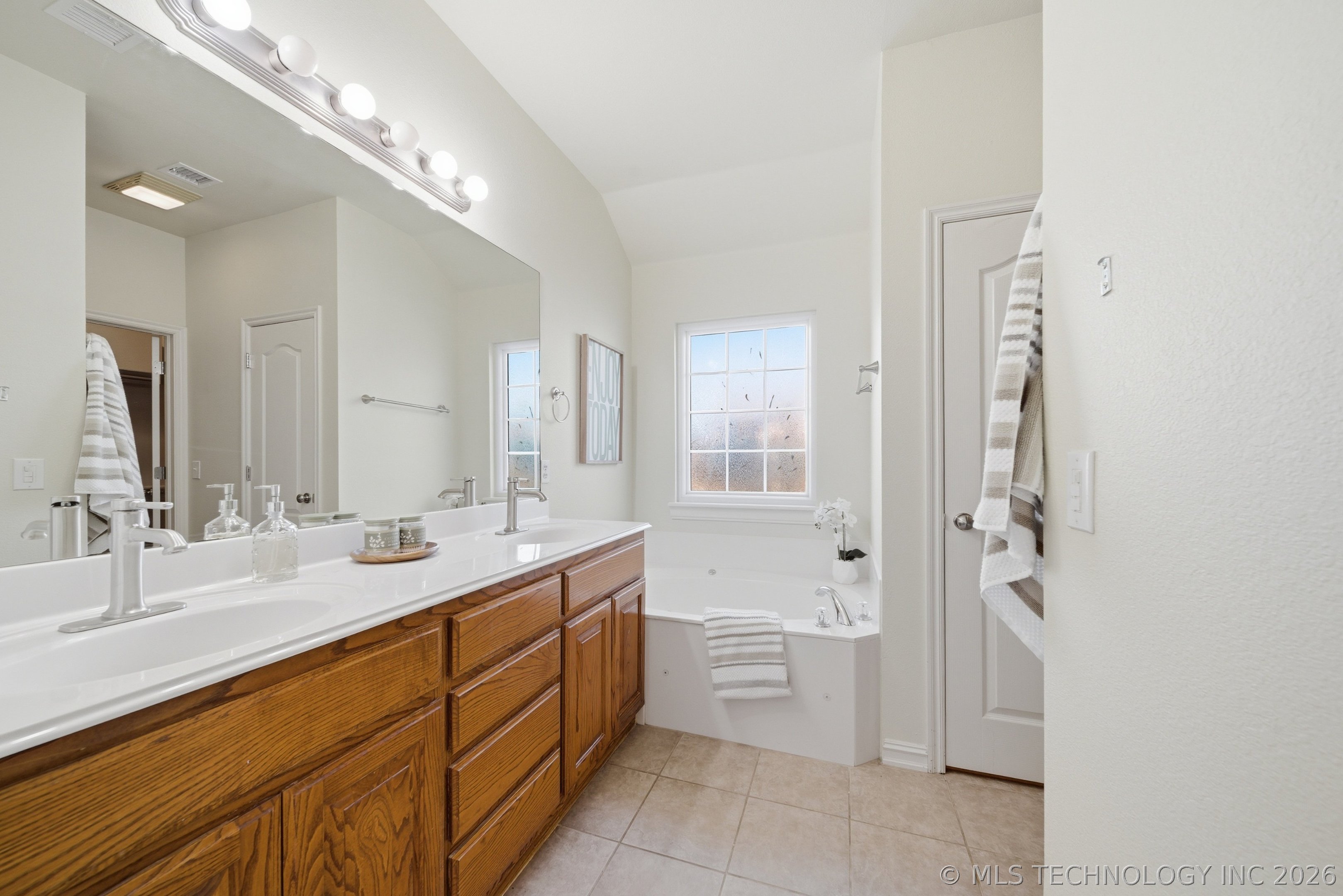 5006 S 189th East Avenue Property Photo 11