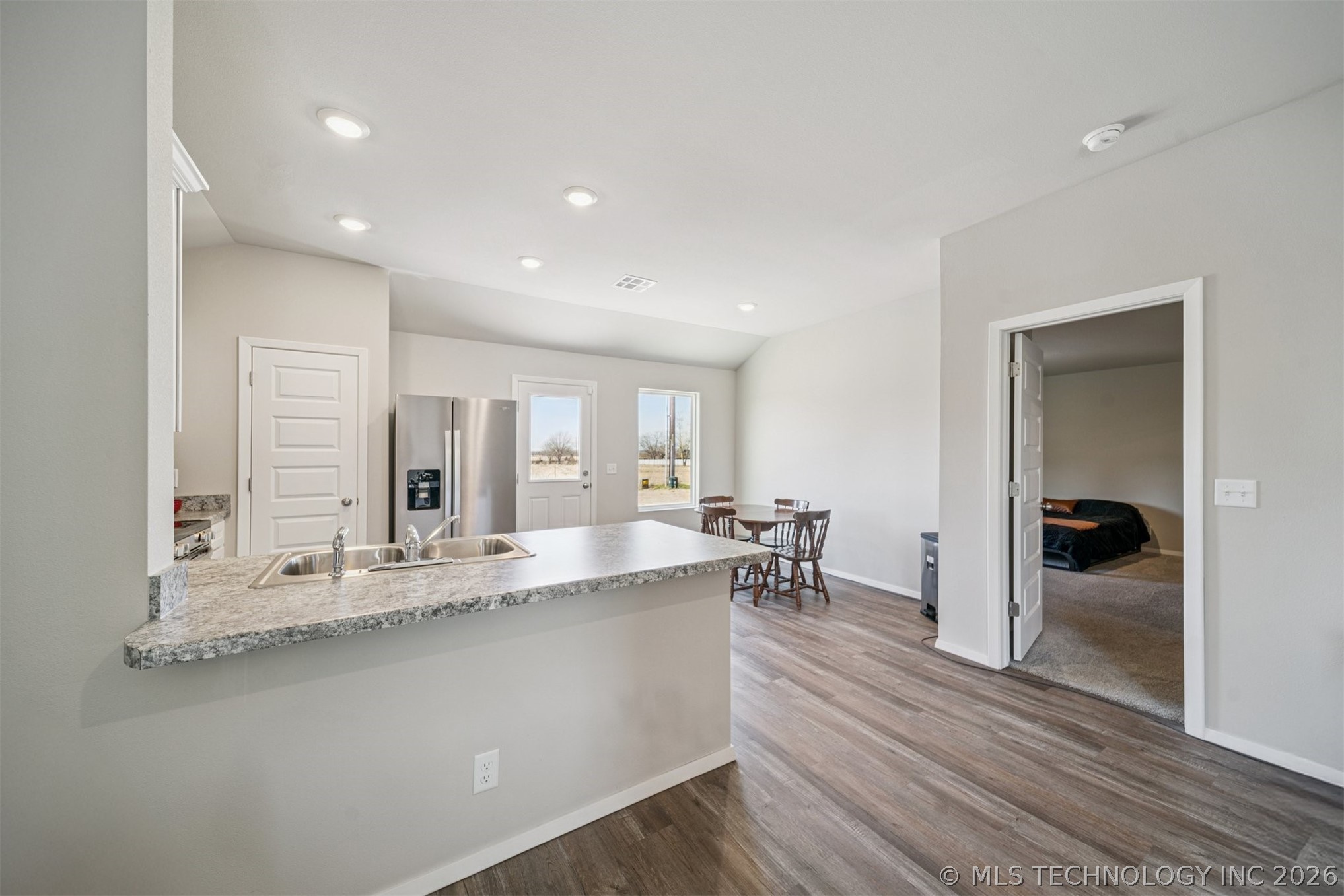 715 N Dogwood Avenue Property Photo 8