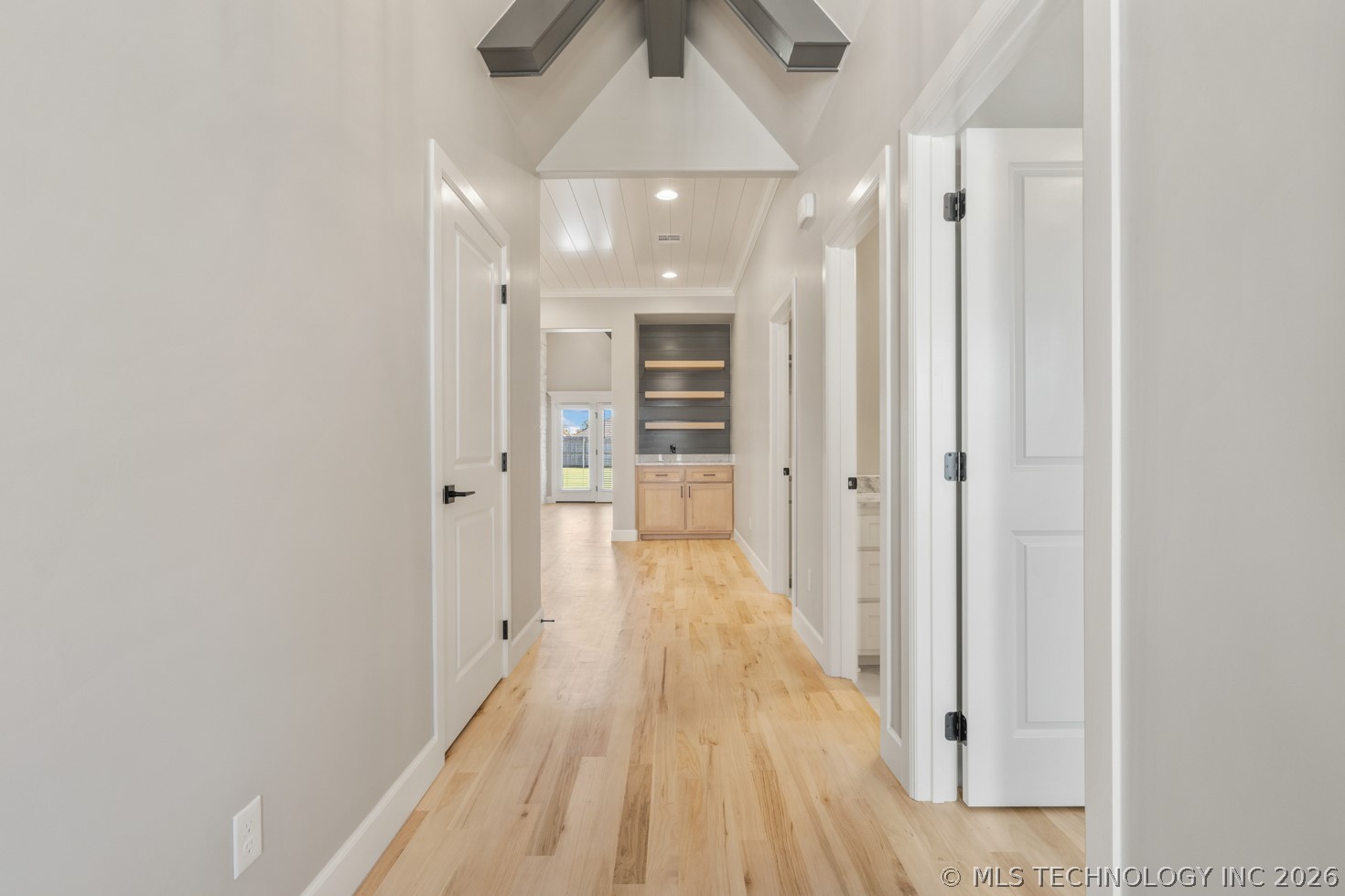 6705 S Fir Avenue Property Photo 2
