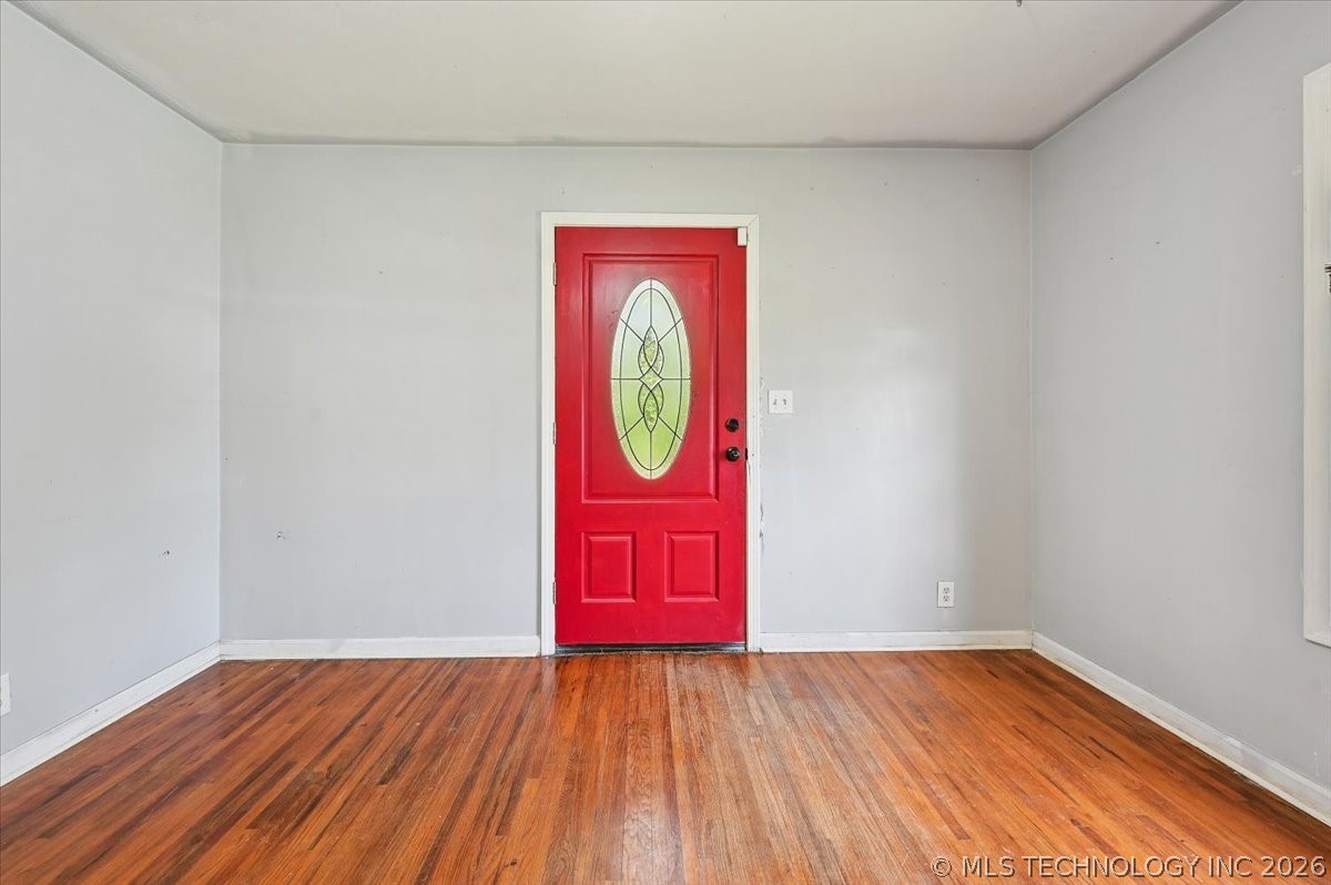 2420 N Oxford Avenue Property Photo 2