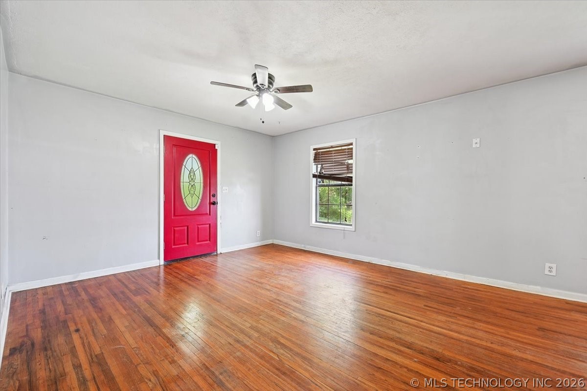 2420 N Oxford Avenue Property Photo 4