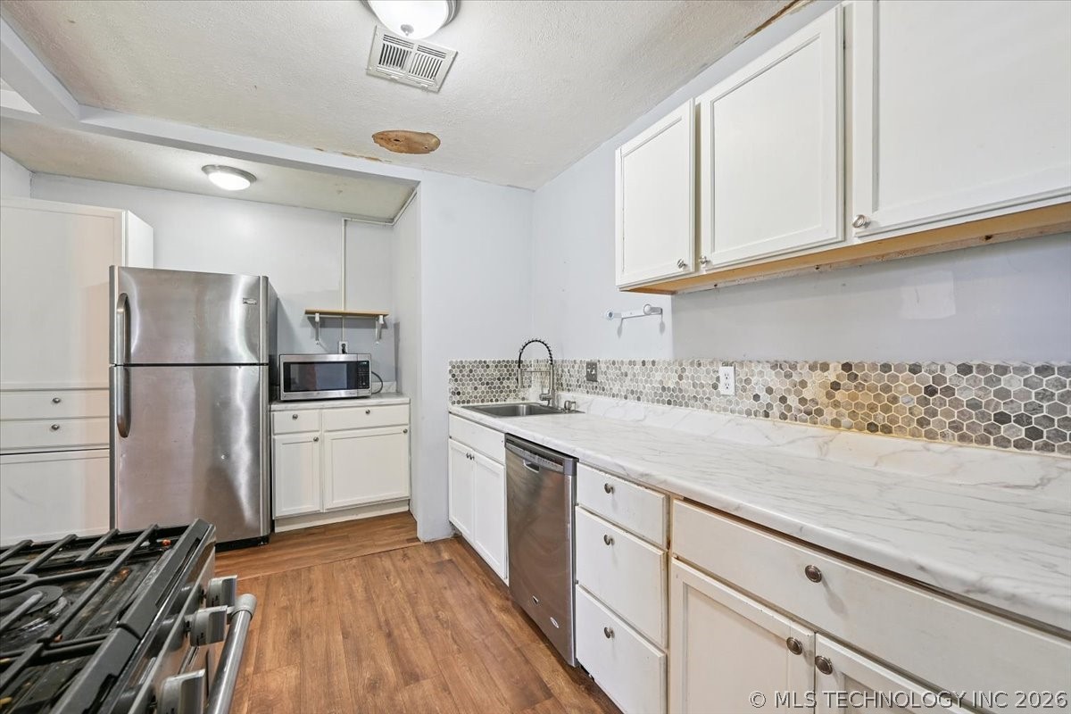 2420 N Oxford Avenue Property Photo 8