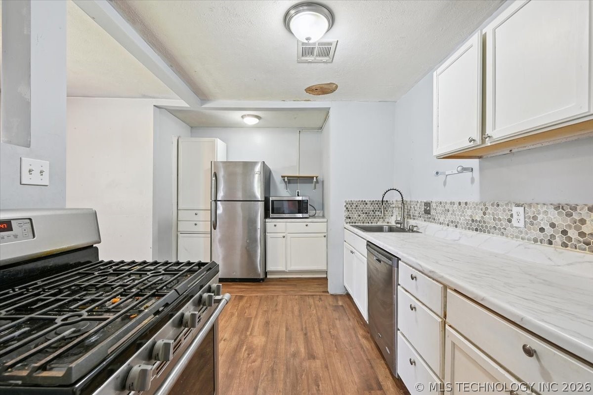 2420 N Oxford Avenue Property Photo 9
