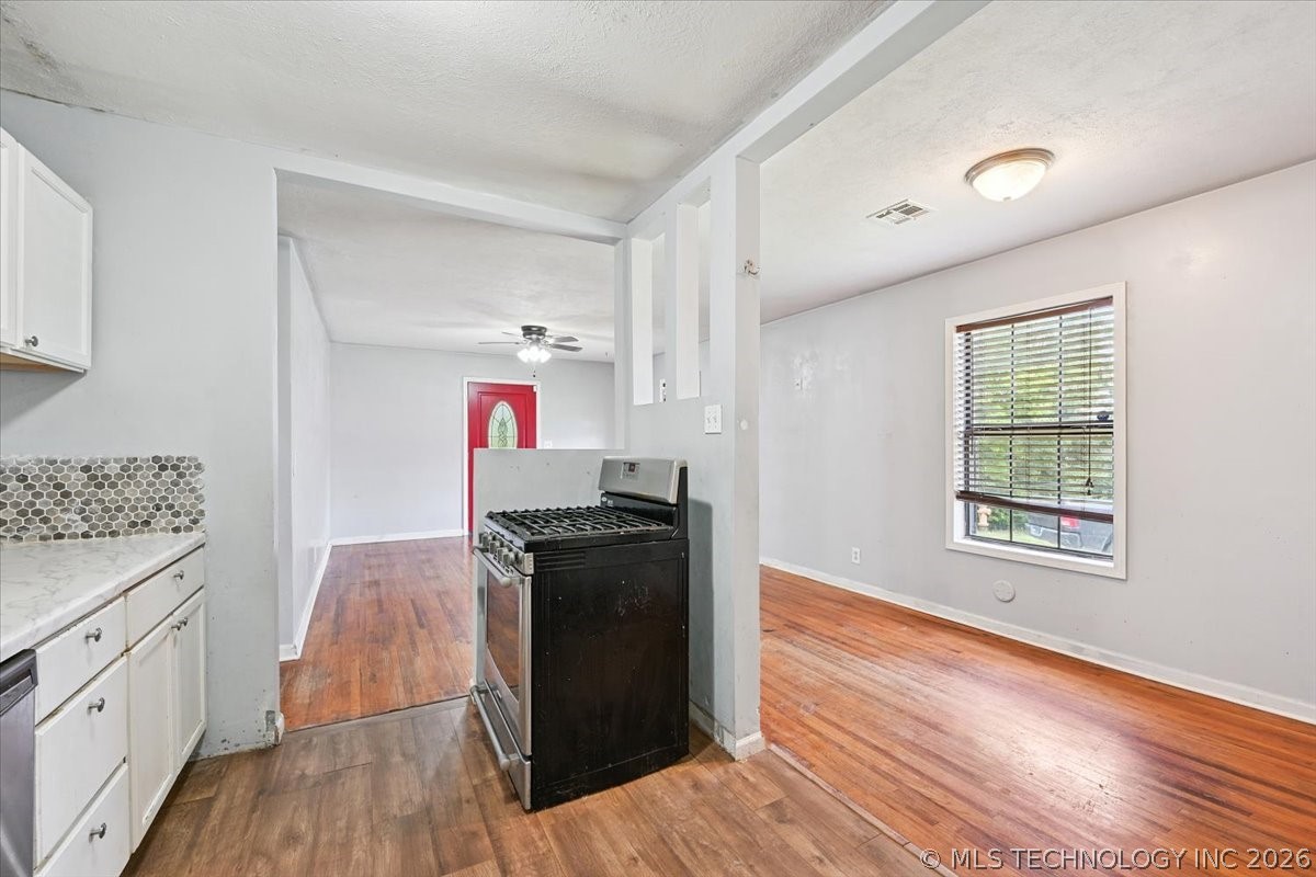 2420 N Oxford Avenue Property Photo 10
