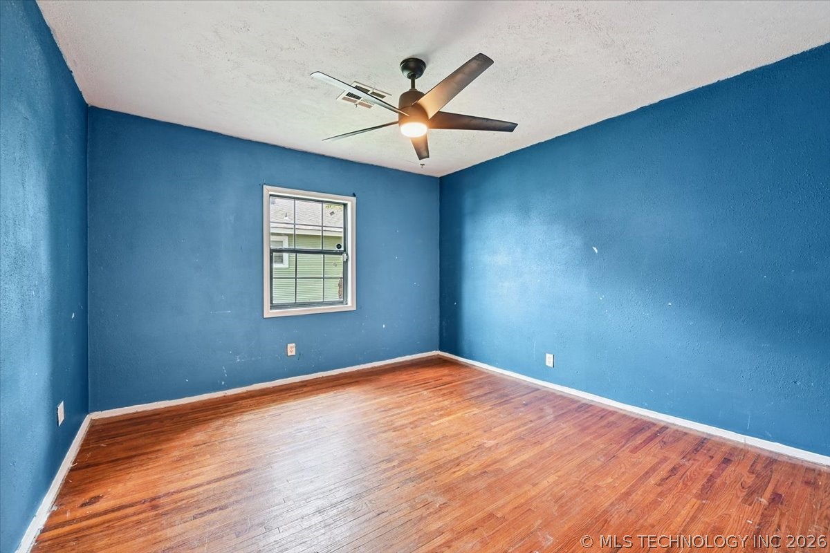 2420 N Oxford Avenue Property Photo 12
