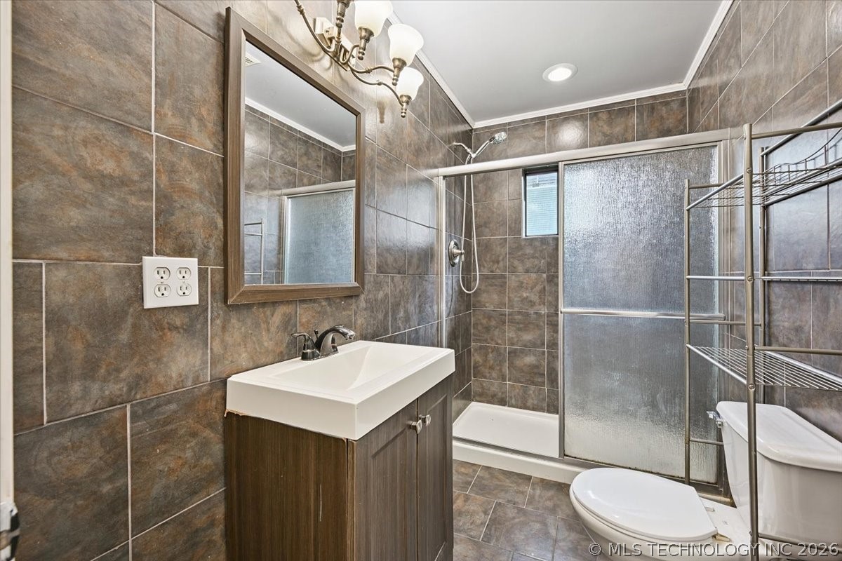 2420 N Oxford Avenue Property Photo 14