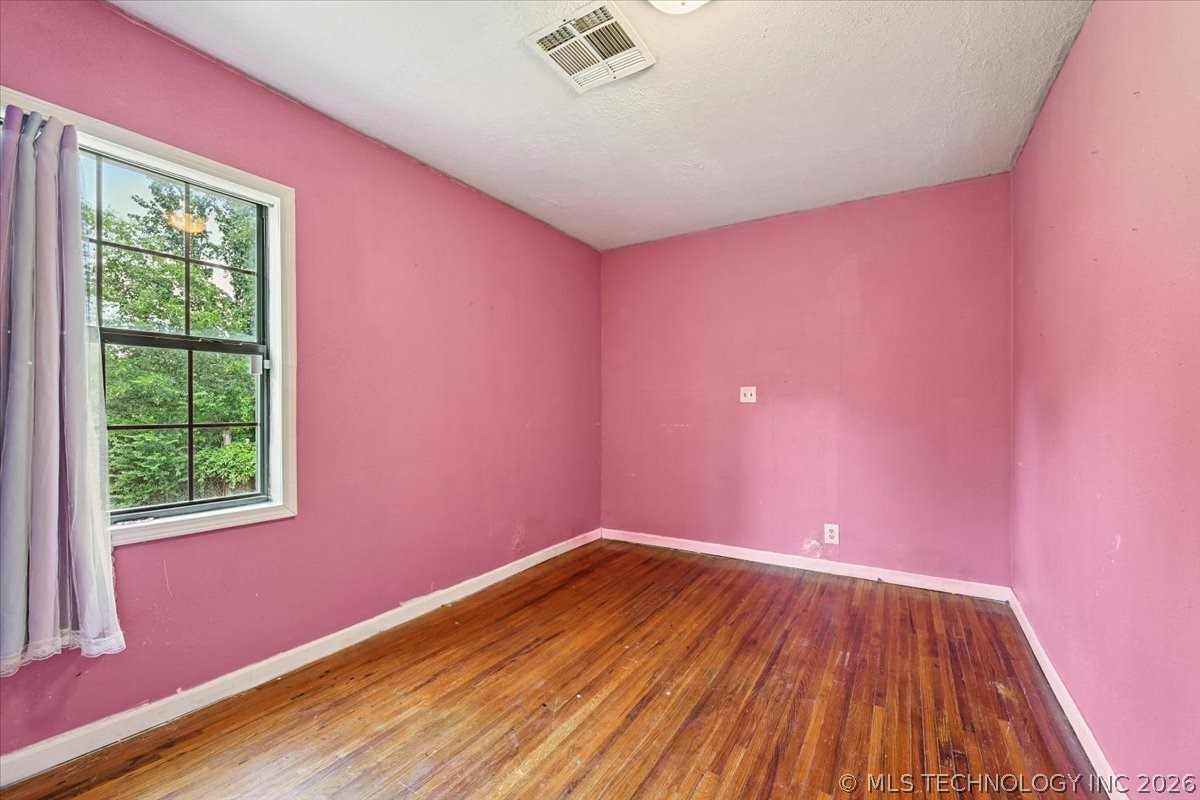 2420 N Oxford Avenue Property Photo 15