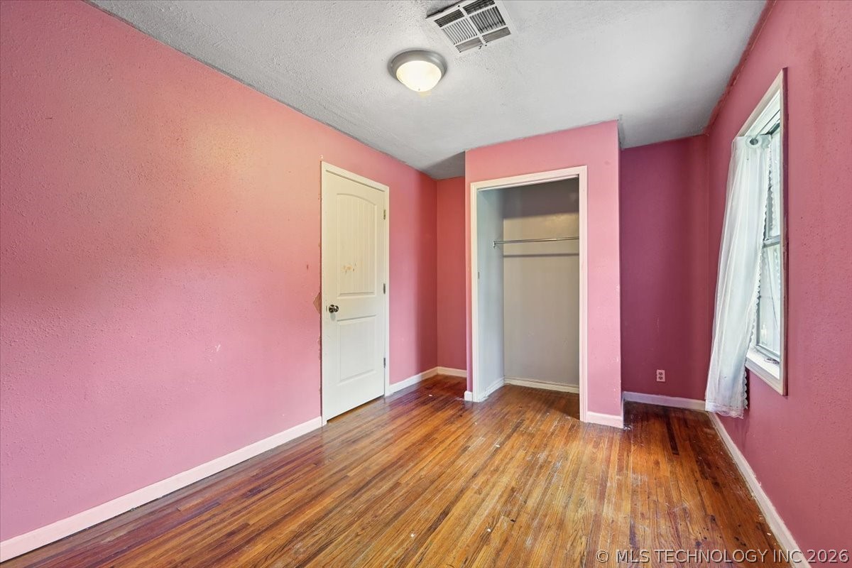 2420 N Oxford Avenue Property Photo 16
