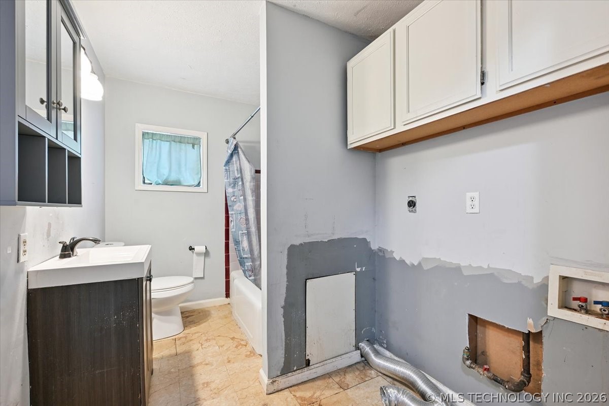 2420 N Oxford Avenue Property Photo 19