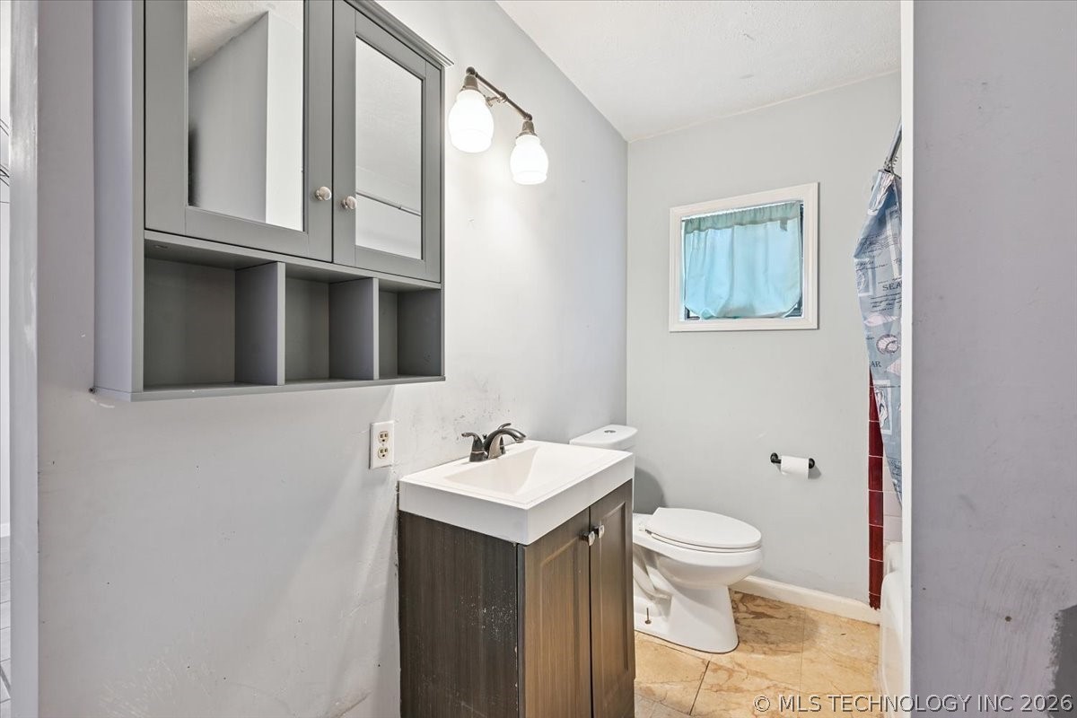 2420 N Oxford Avenue Property Photo 20