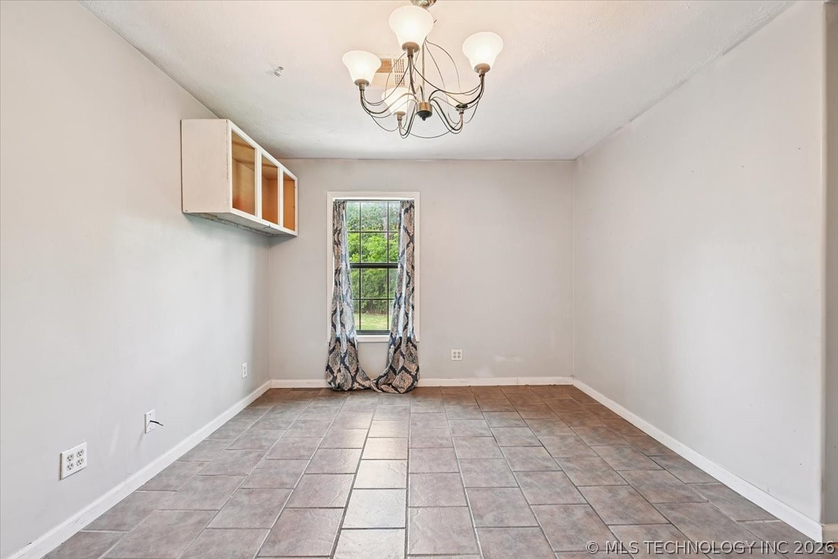 2420 N Oxford Avenue Property Photo 22