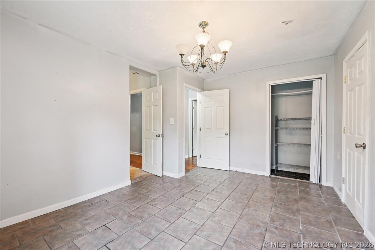 2420 N Oxford Avenue Property Photo 23