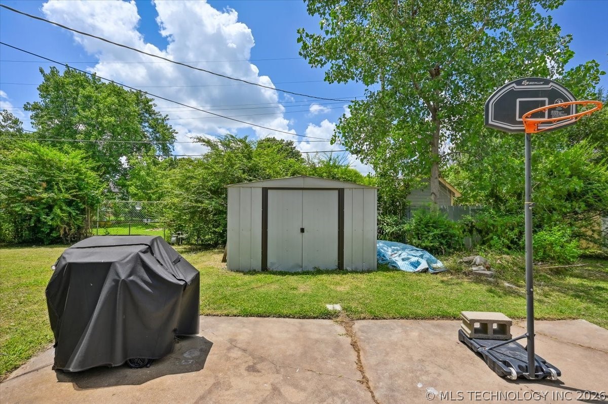 2420 N Oxford Avenue Property Photo 24