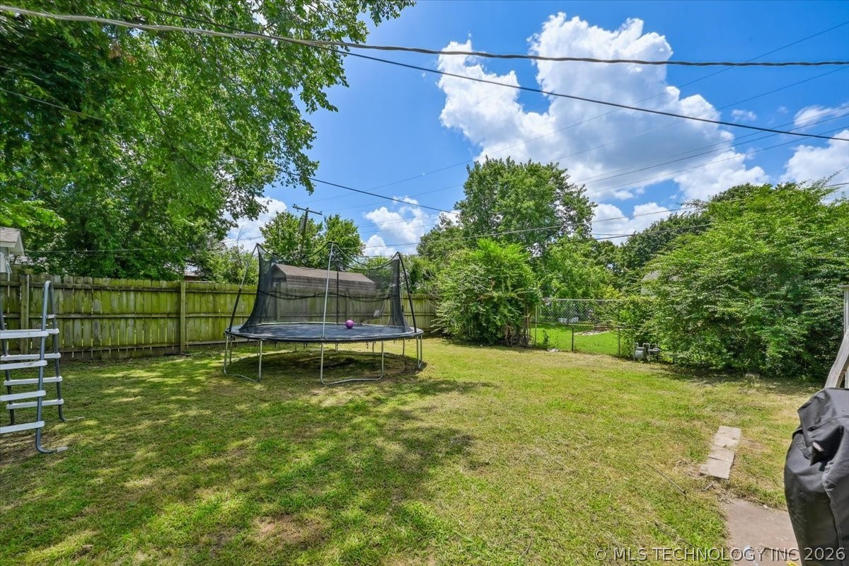 2420 N Oxford Avenue Property Photo 25