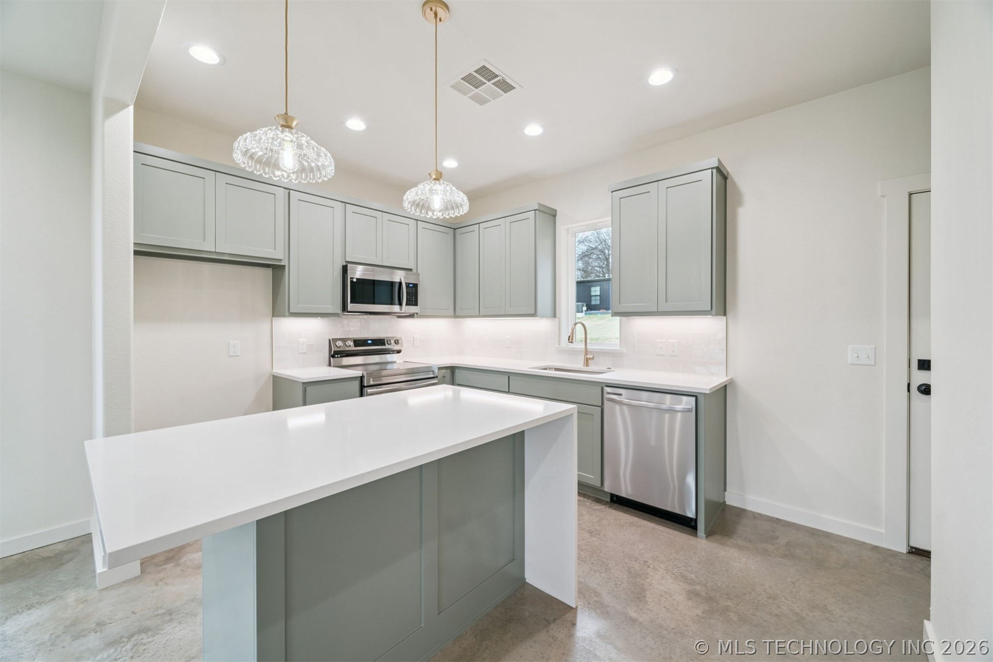 1417 E Scenic Bluff Property Photo 4