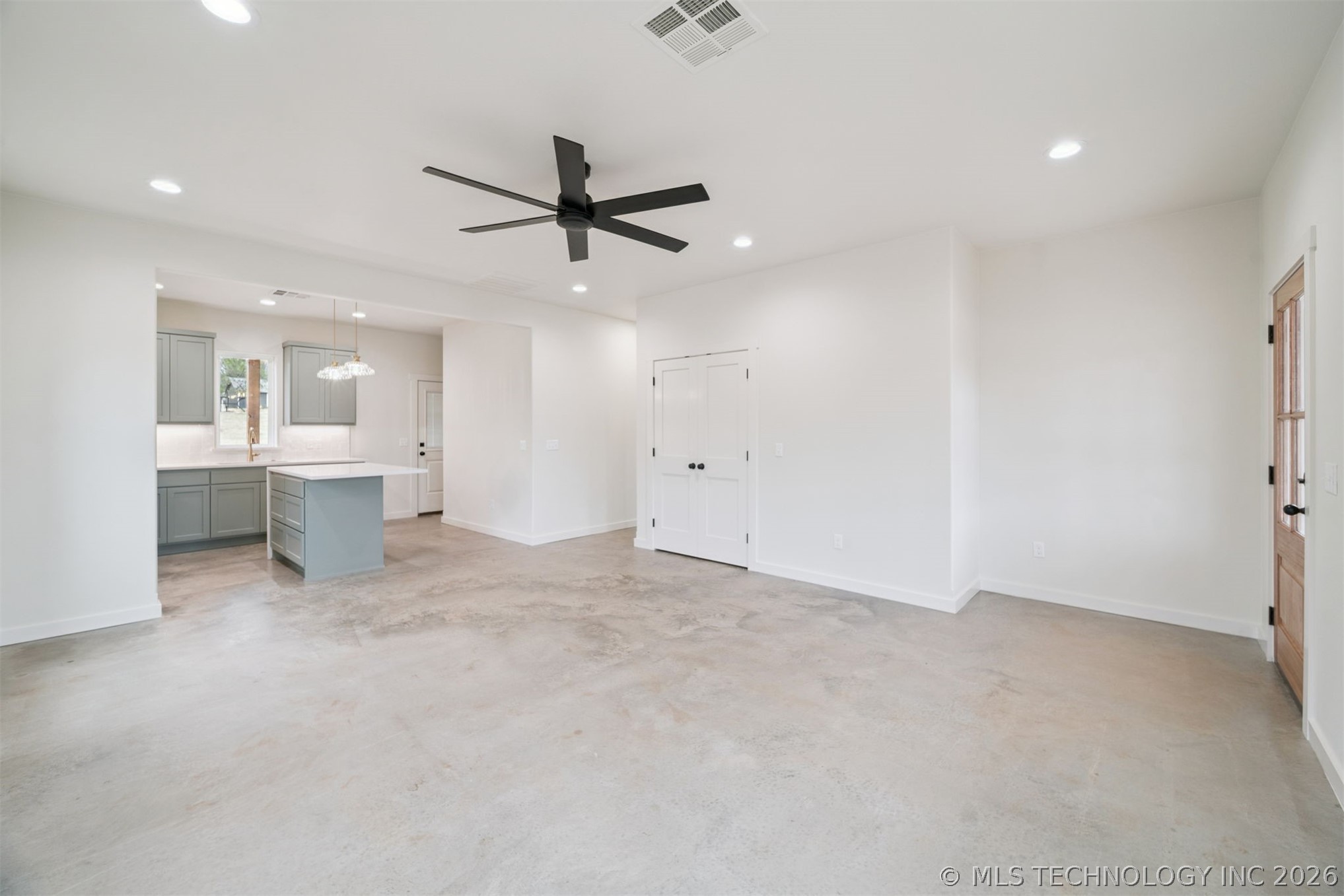 1417 E Scenic Bluff Property Photo 14