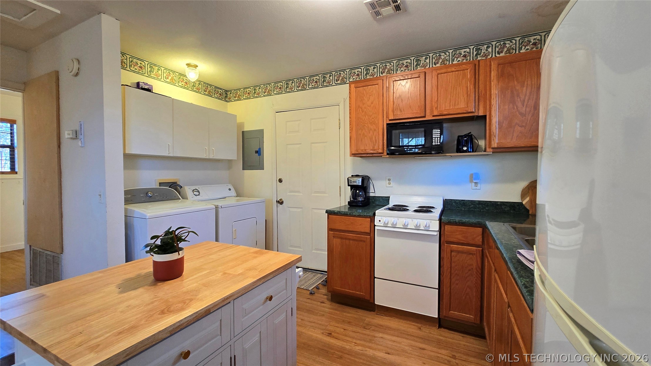 240 W French Street Property Photo 3