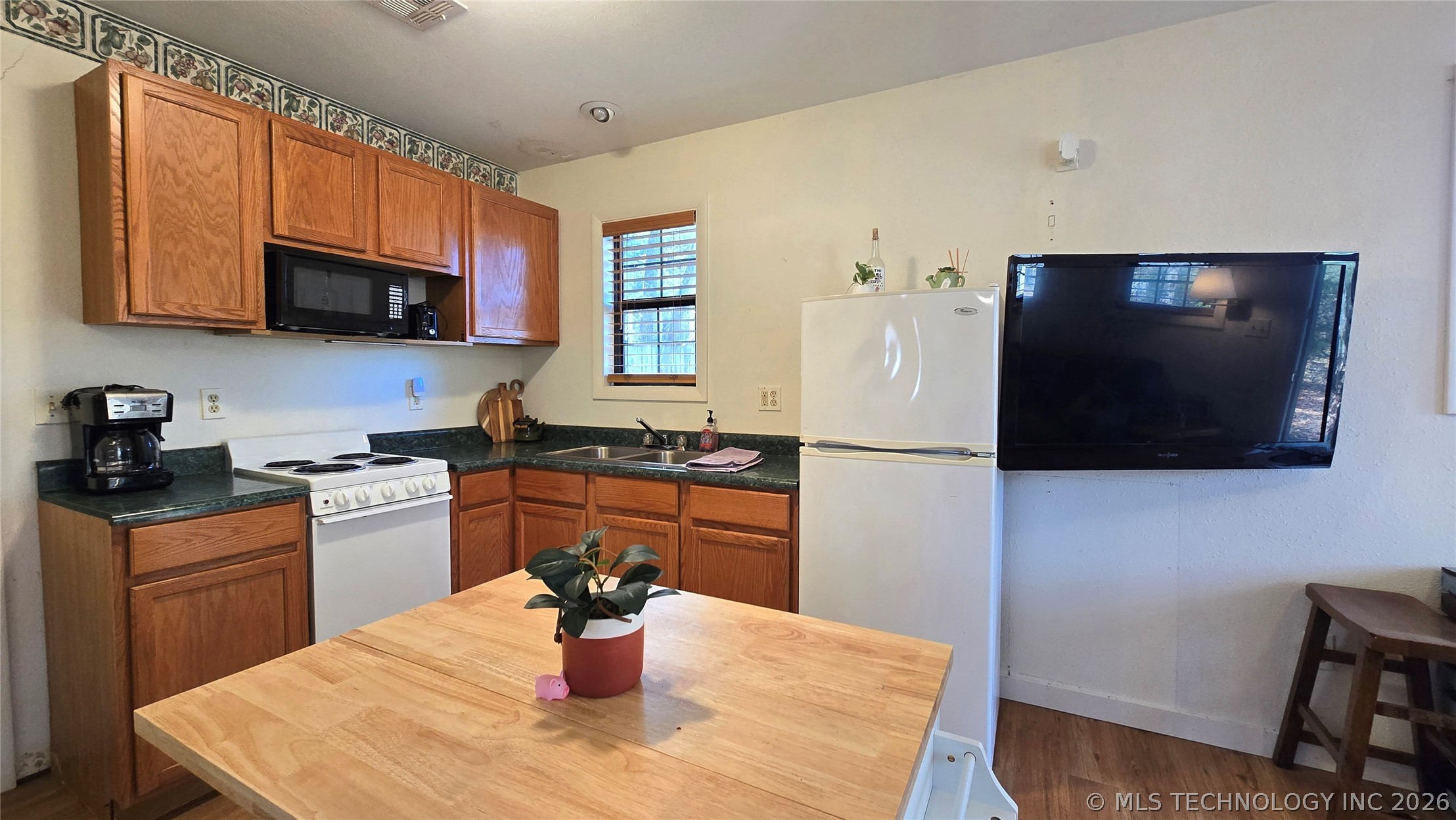 240 W French Street Property Photo 6